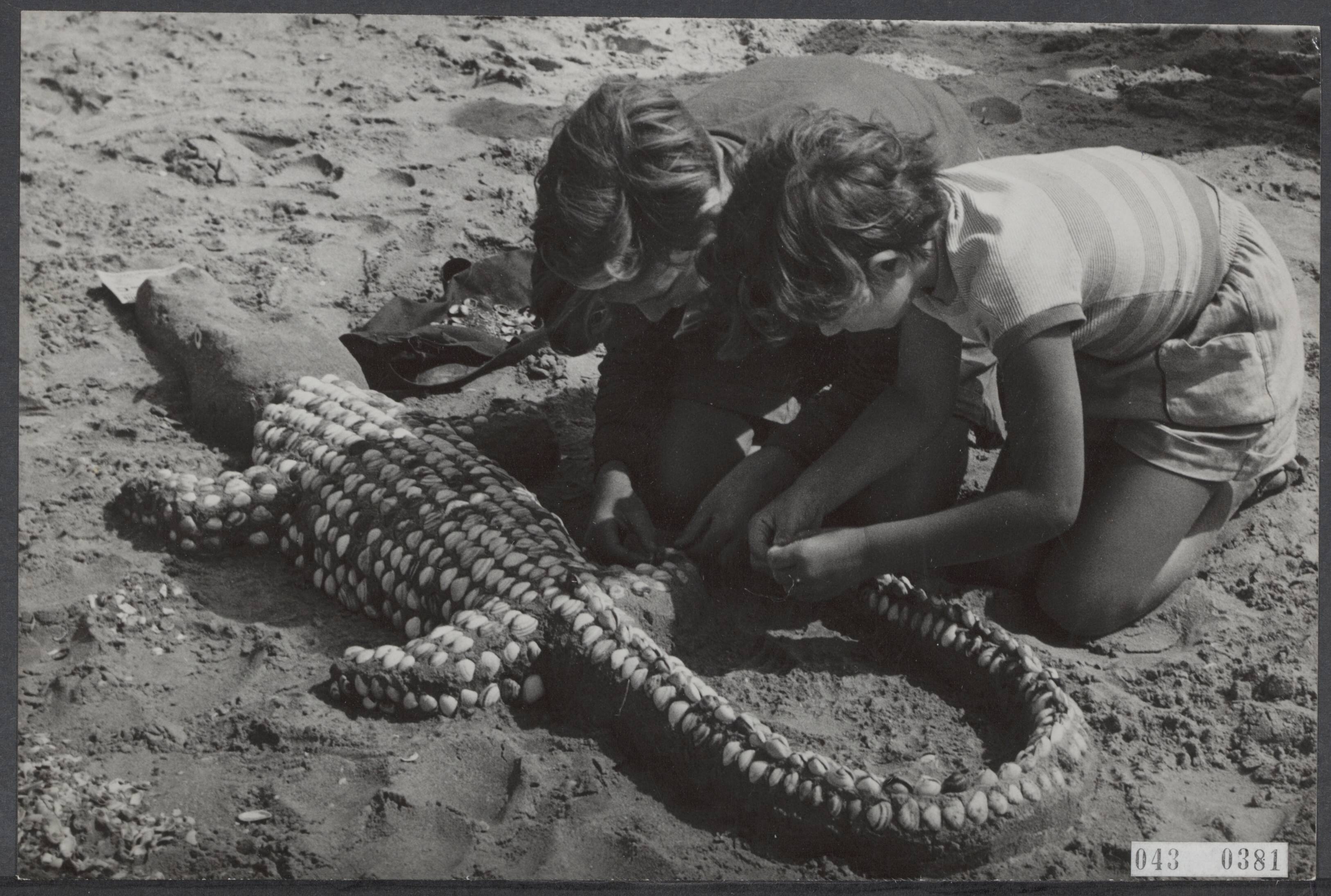 Fotocollectie Elsevier Binnenland — Zandfigurenwedstrijd in Zandvoort voor kinderen — Foto: Fotograaf Onbekend / Anefo. Licentie: Set B: Rechtenvrij / Publiek Domein. Bron: Nationaal Archief. http://hdl.handle.net/10648/adf8d530-d0b4-102d-bcf8-003048976d84