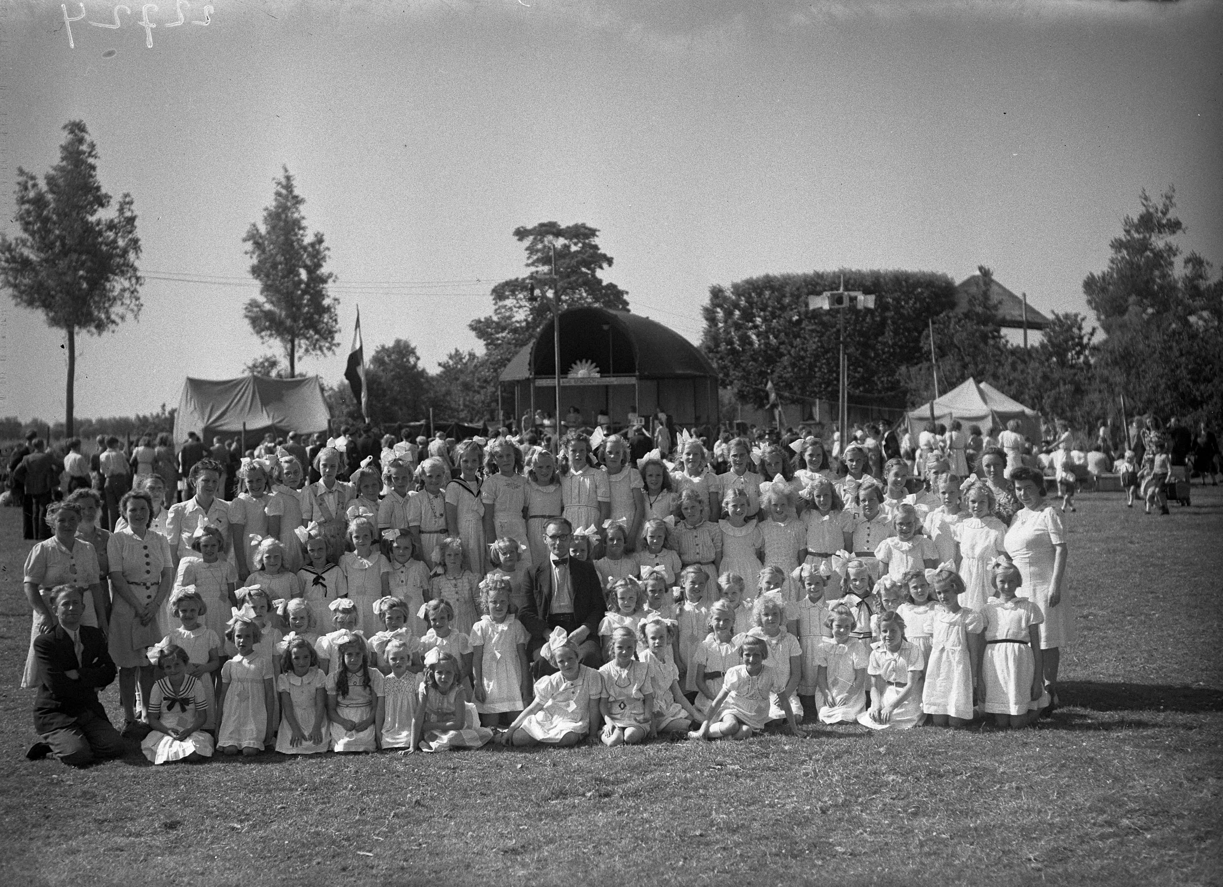 Fotocollectie Anefo — Aalsmeer, J. Vreeke Aalsmeerderdijk 332 — Foto: Sagers, Harry / Anefo. Licentie: Set B: Rechtenvrij / Publiek Domein. Bron: Nationaal Archief. http://hdl.handle.net/10648/a8aabaf8-d0b4-102d-bcf8-003048976d84