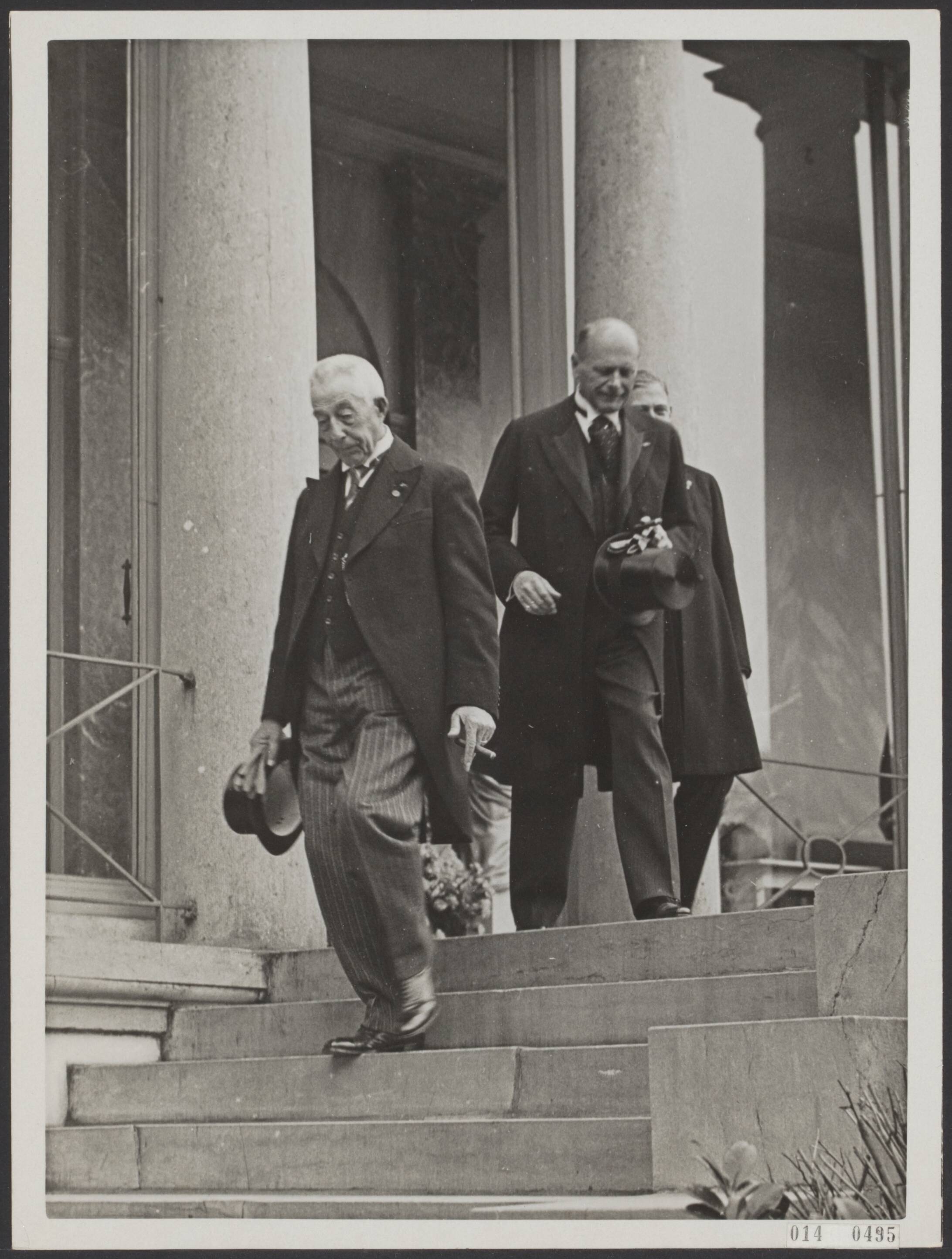 Fotocollectie Elsevier Binnenland — Aangifte van de geboorte van prinses Irene op Paleis Soestdijk. Dr. H. Colijn, en jhr. mr. F. Beelaerts van Blokland, de beide getuigen, verlaten het paleis — Foto: N.V. Polygoon. Licentie: Set B: Rechtenvrij / Publiek Domein. Bron: Nationaal Archief. http://hdl.handle.net/10648/adb0cf9c-d0b4-102d-bcf8-003048976d84