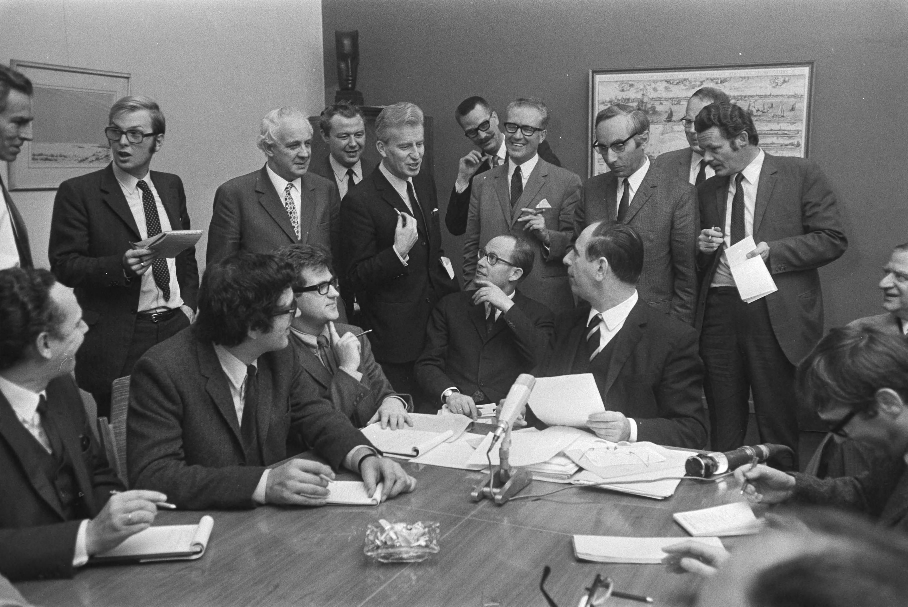 Fotocollectie Anefo — Loonoverleg in SER-gebouw, Den Haag ; persconferentie drs. De Pous , De Ridder, Mertens — Foto: Koch, Eric / Anefo. Licentie: Set B: Rechtenvrij / Publiek Domein. Bron: Nationaal Archief. http://hdl.handle.net/10648/abaa80a8-d0b4-102d-bcf8-003048976d84
