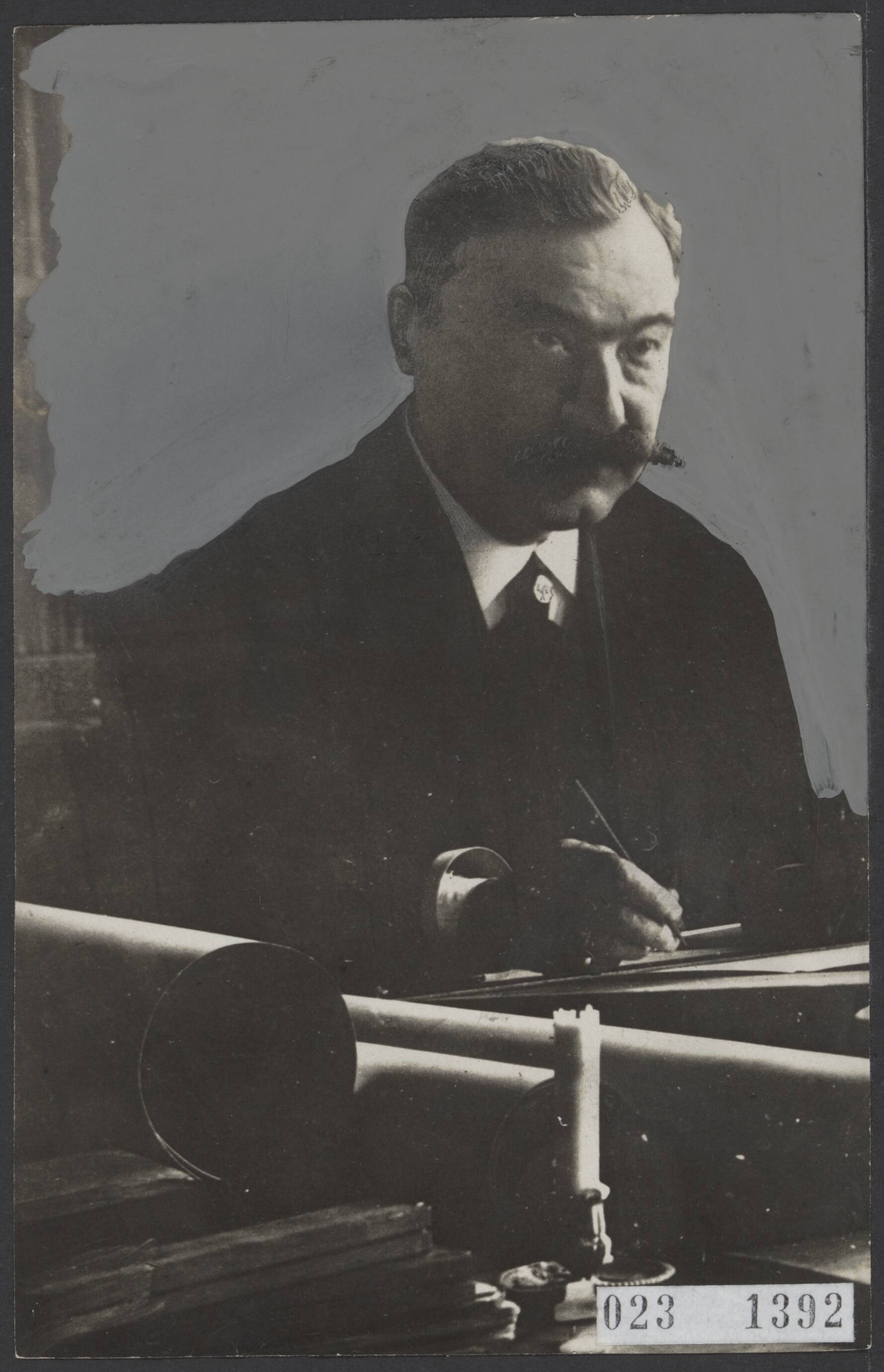 Fotocollectie Elsevier Binnenland — De heer Van Valkenburg, leraar aan de Koninklijke School voor Kunst, Techniek en Ambacht te Den Bosch, overleden — Foto: Fotopersbureau "Holland". Licentie: Set B: Rechtenvrij / Publiek Domein. Bron: Nationaal Archief. http://hdl.handle.net/10648/add6bd56-d0b4-102d-bcf8-003048976d84