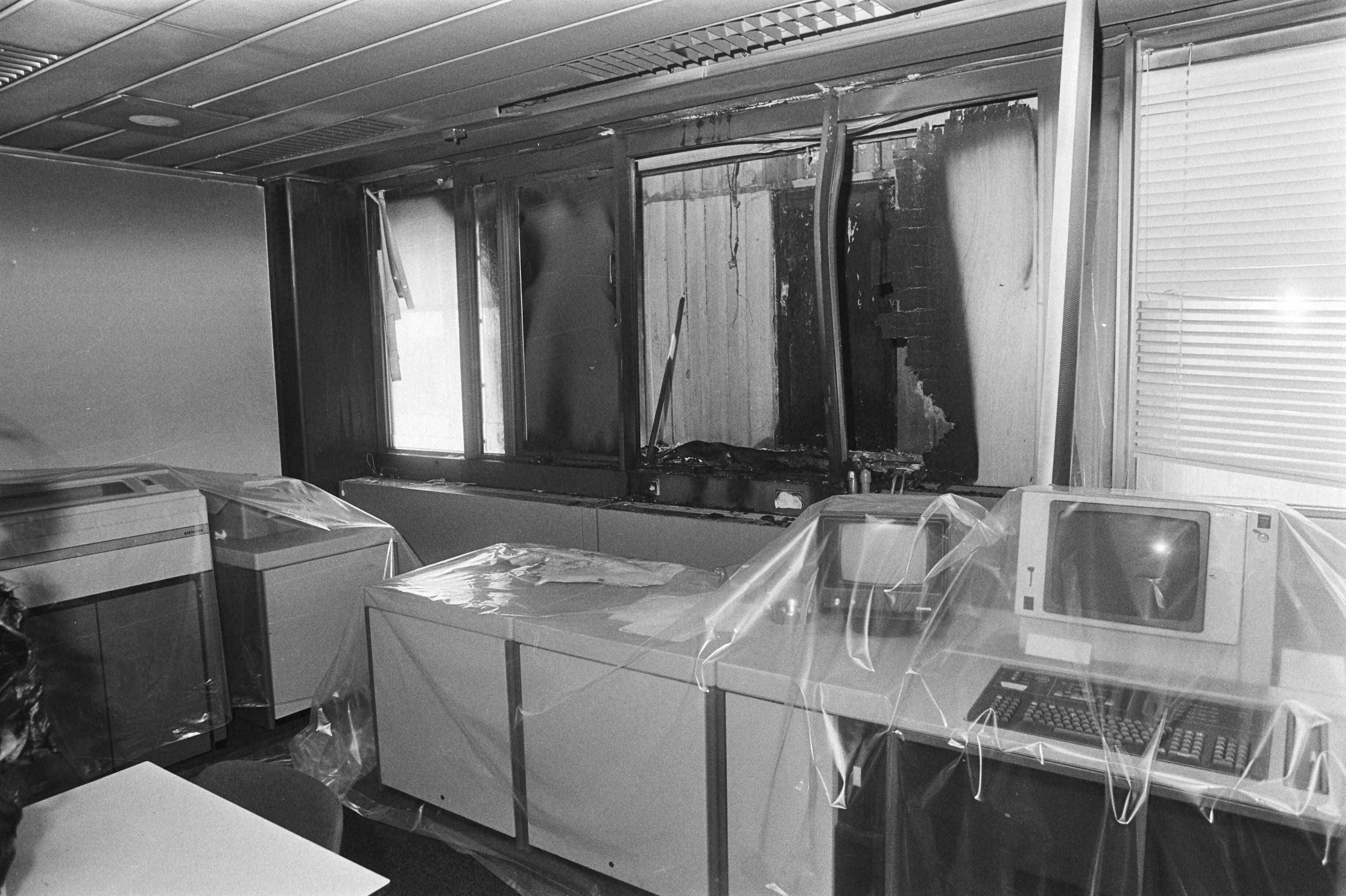 Fotocollectie Anefo — Brand in het ministerie van Justitie in Den Haag ; rook en waterschade in de computerruimte — Foto: Dijk, Hans van / Anefo. Licentie: Set B: Rechtenvrij / Publiek Domein. Bron: Nationaal Archief. http://hdl.handle.net/10648/ad1bf034-d0b4-102d-bcf8-003048976d84