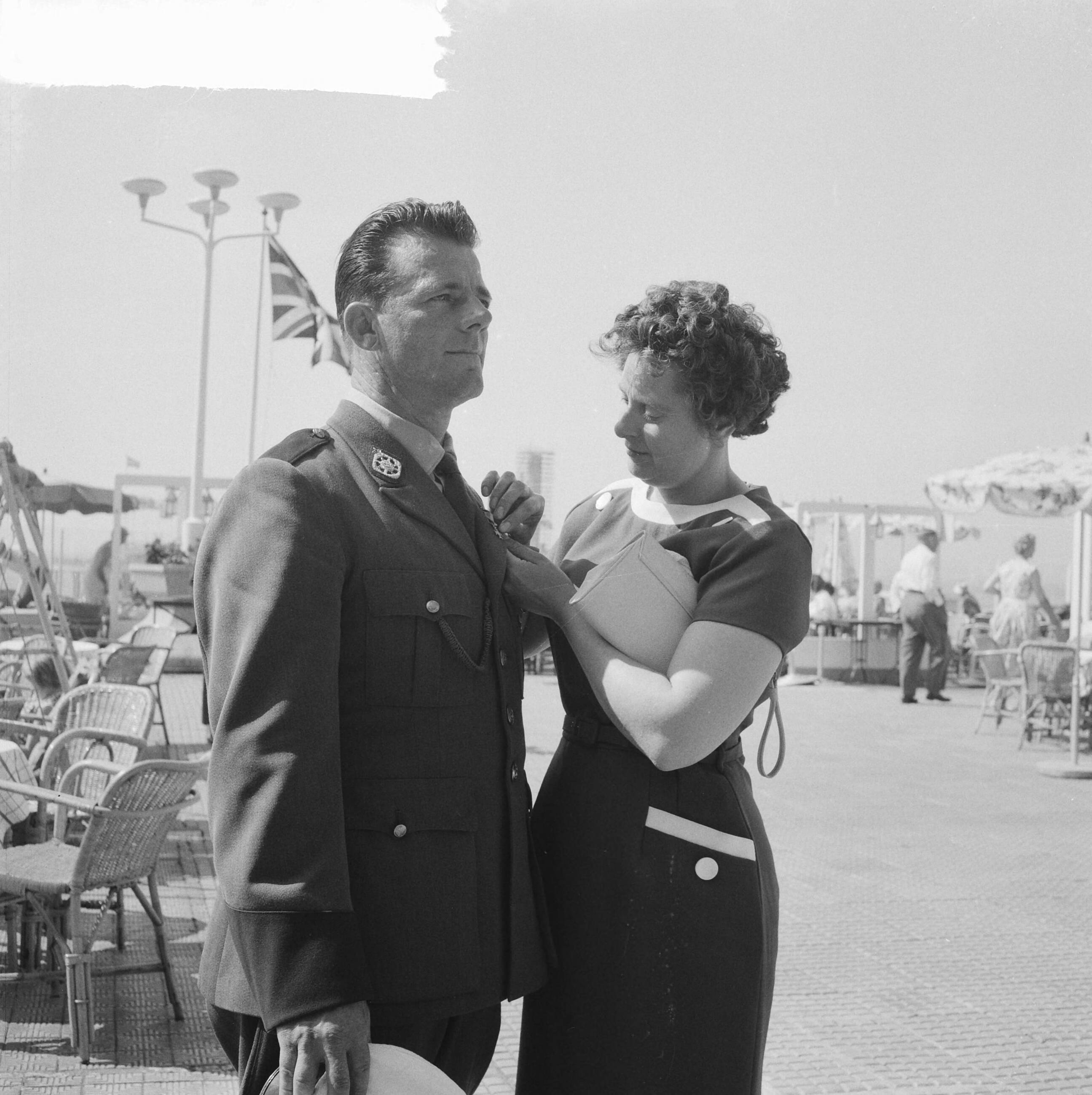 Fotocollectie Anefo — Uitreiking Wegenwacht-Erekruis wegenwacht Breunis Post. Breunis Post en zijn vrouw — Foto: Lindeboom, Henk / Anefo. Licentie: Set B: Rechtenvrij / Publiek Domein. Bron: Nationaal Archief. http://hdl.handle.net/10648/a9d9bf5a-d0b4-102d-bcf8-003048976d84