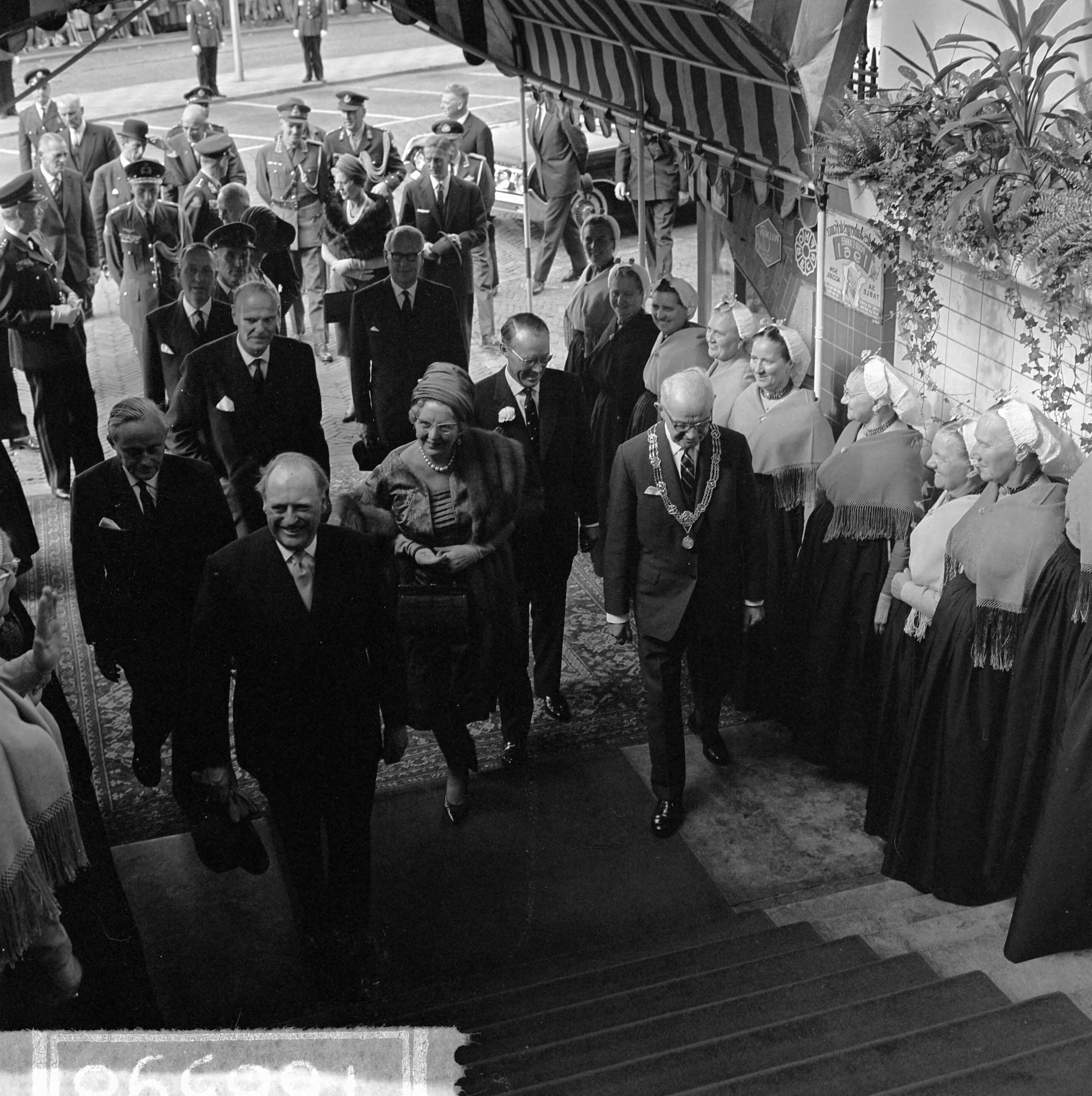 Staatsbezoek koning Olav van Noorwegen 1964 — Bezoek koning Olav van Noorwegen aan Den Haag. Aankomst Koninklijke gasten. Rechts burgemeester H.A.M.T. Kolfschoten. Links Commissaris der Koningin in Zuid-Holland, mr. J. Klaasesz — Foto: Koch, Eric / Anefo. Licentie: Set B: Rechtenvrij / Publiek Domein. Bron: Nationaal Archief. http://hdl.handle.net/10648/aa787802-d0b4-102d-bcf8-003048976d84