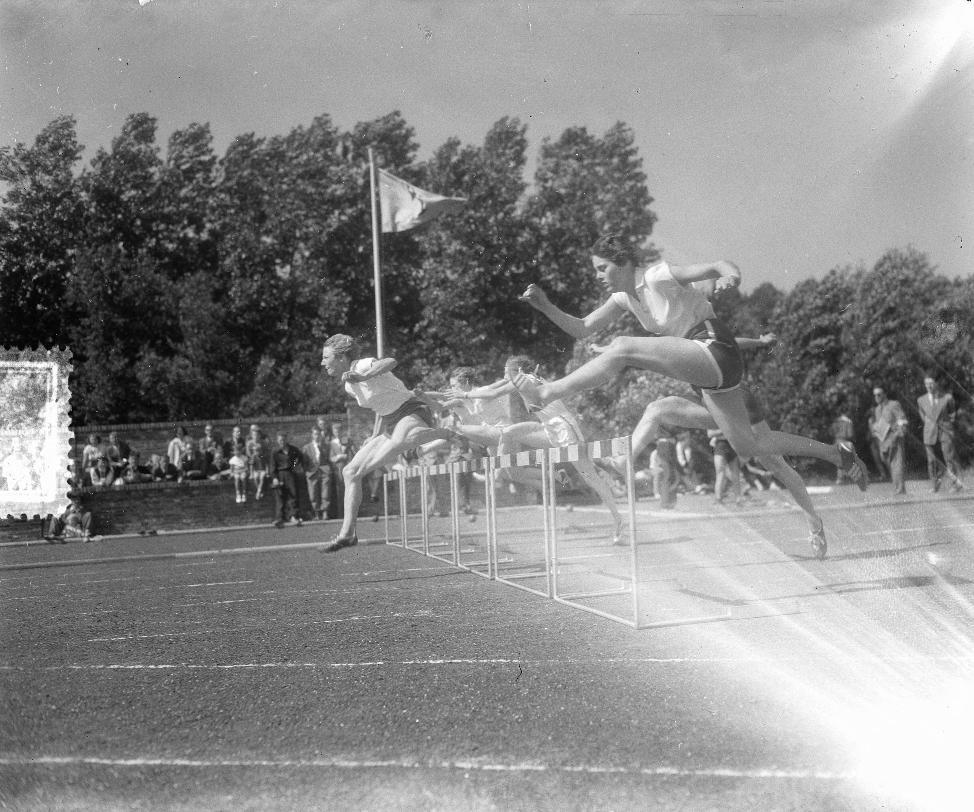 Fotocollectie Anefo — Nationale Atletiekkampioenschappen Den Haag . 80m horden dames 1. Fanny Blankers-Koen, 2. Lust , 3. Bos — Foto: Pot, Harry / Anefo. Licentie: Set B: Rechtenvrij / Publiek Domein. Bron: Nationaal Archief. http://hdl.handle.net/10648/a90fbc00-d0b4-102d-bcf8-003048976d84