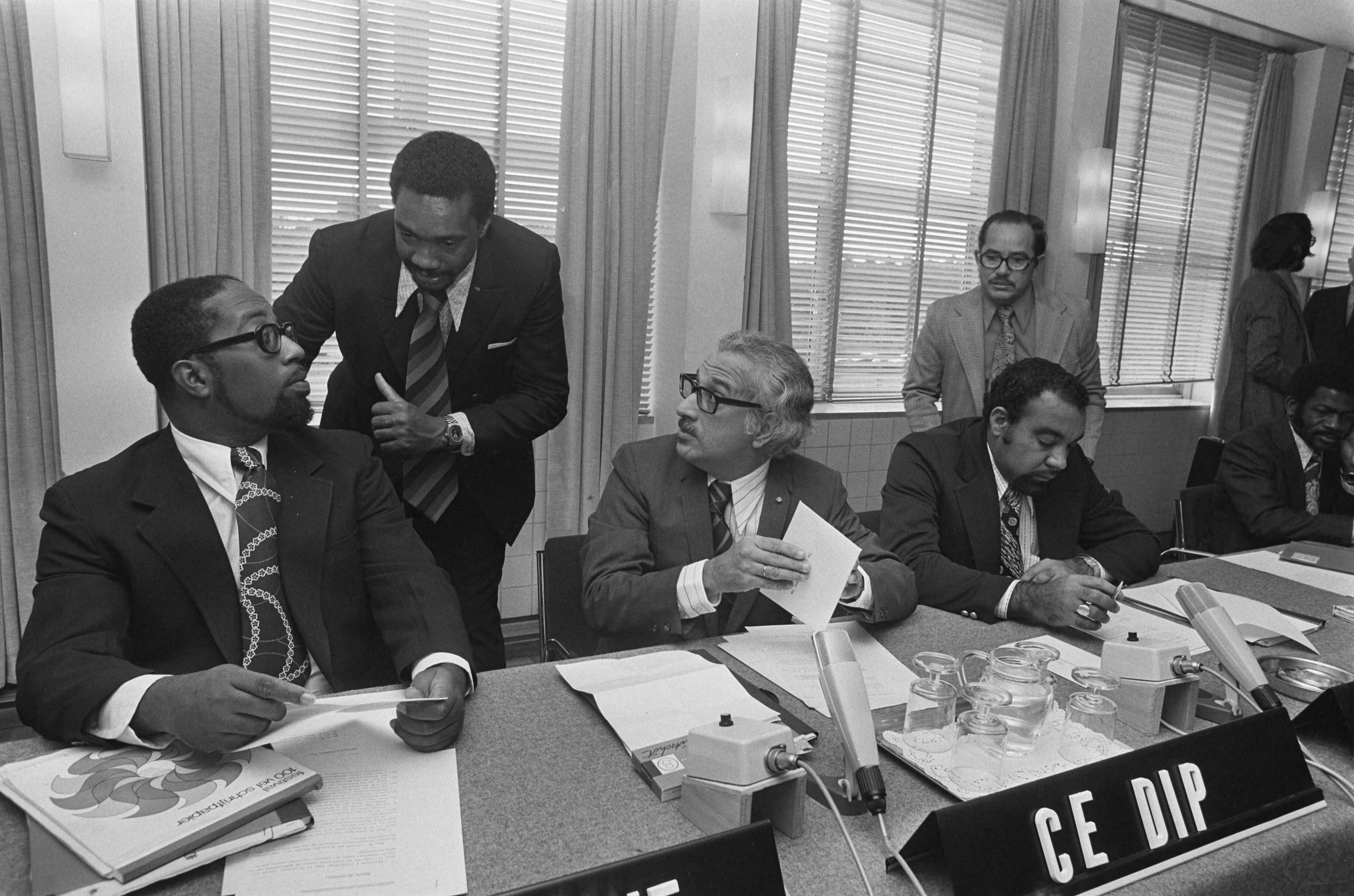 Fotocollectie Anefo — Voltallige Koninkrijkscommissie in Den Haag bijeen — Foto: Mieremet, Rob / Anefo. Licentie: Set B: Rechtenvrij / Publiek Domein. Bron: Nationaal Archief. http://hdl.handle.net/10648/ac56b742-d0b4-102d-bcf8-003048976d84