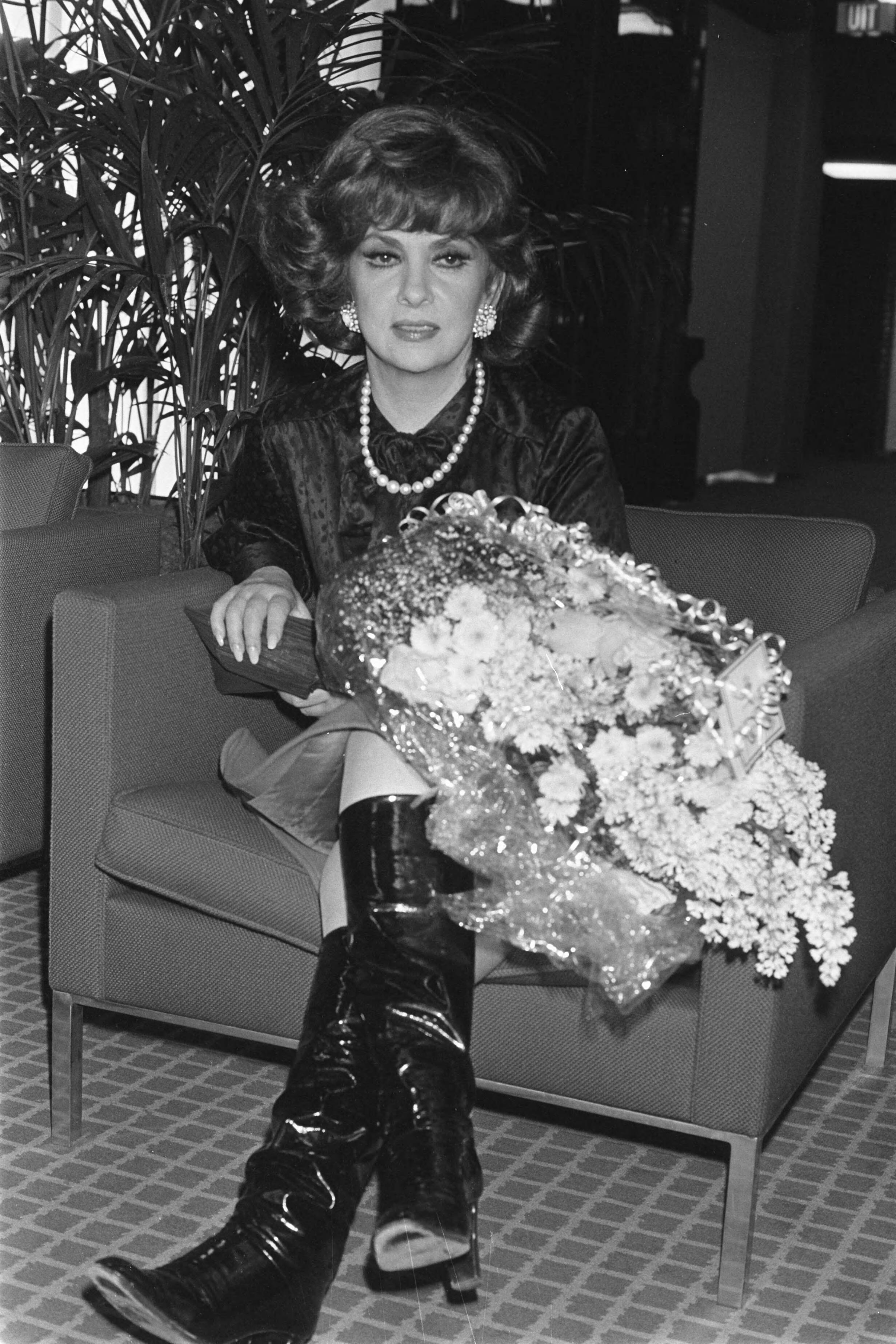 Fotocollectie Anefo — Aankomst op Schiphol van de Italiaanse filmster Gina Lollobrigida i.v.m. een in Rotterdam te openen expositie van door haar gemaakte foto's — Foto: Croes, Rob C. / Anefo. Licentie: Set B: Rechtenvrij / Publiek Domein. Bron: Nationaal Archief. http://hdl.handle.net/10648/acefe1ec-d0b4-102d-bcf8-003048976d84