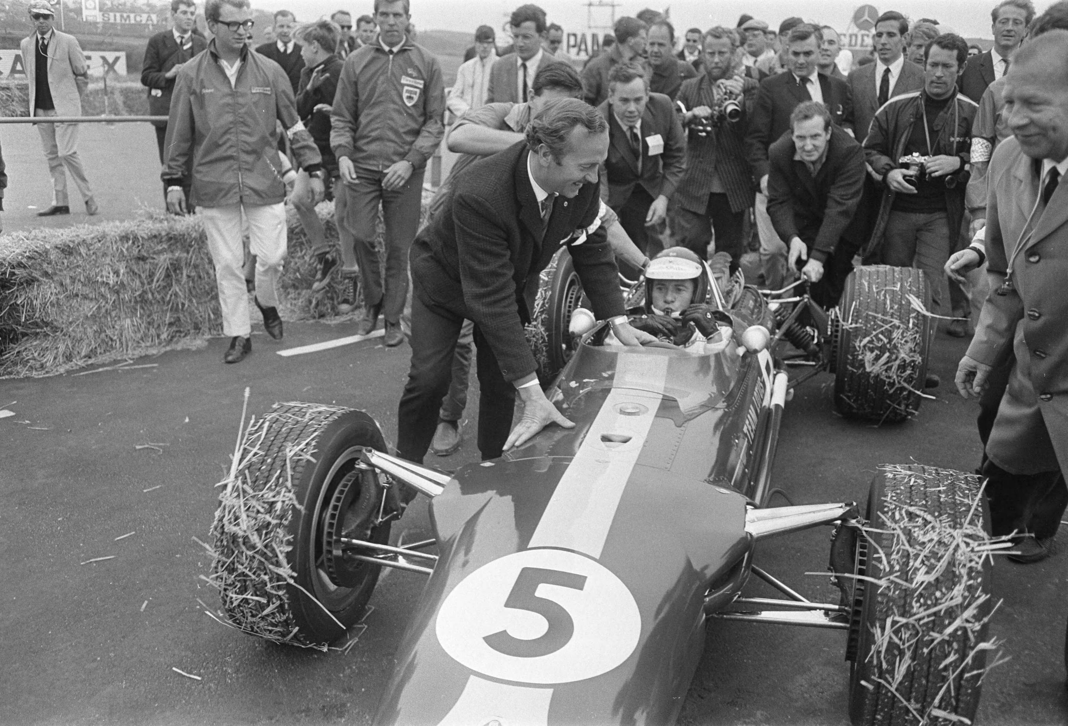 Fotocollectie Anefo — Grand Prix te Zandvoort, Jim Clark na de race — Foto: Koch, Eric / Anefo. Licentie: Set B: Rechtenvrij / Publiek Domein. Bron: Nationaal Archief. http://hdl.handle.net/10648/ab1afd48-d0b4-102d-bcf8-003048976d84
