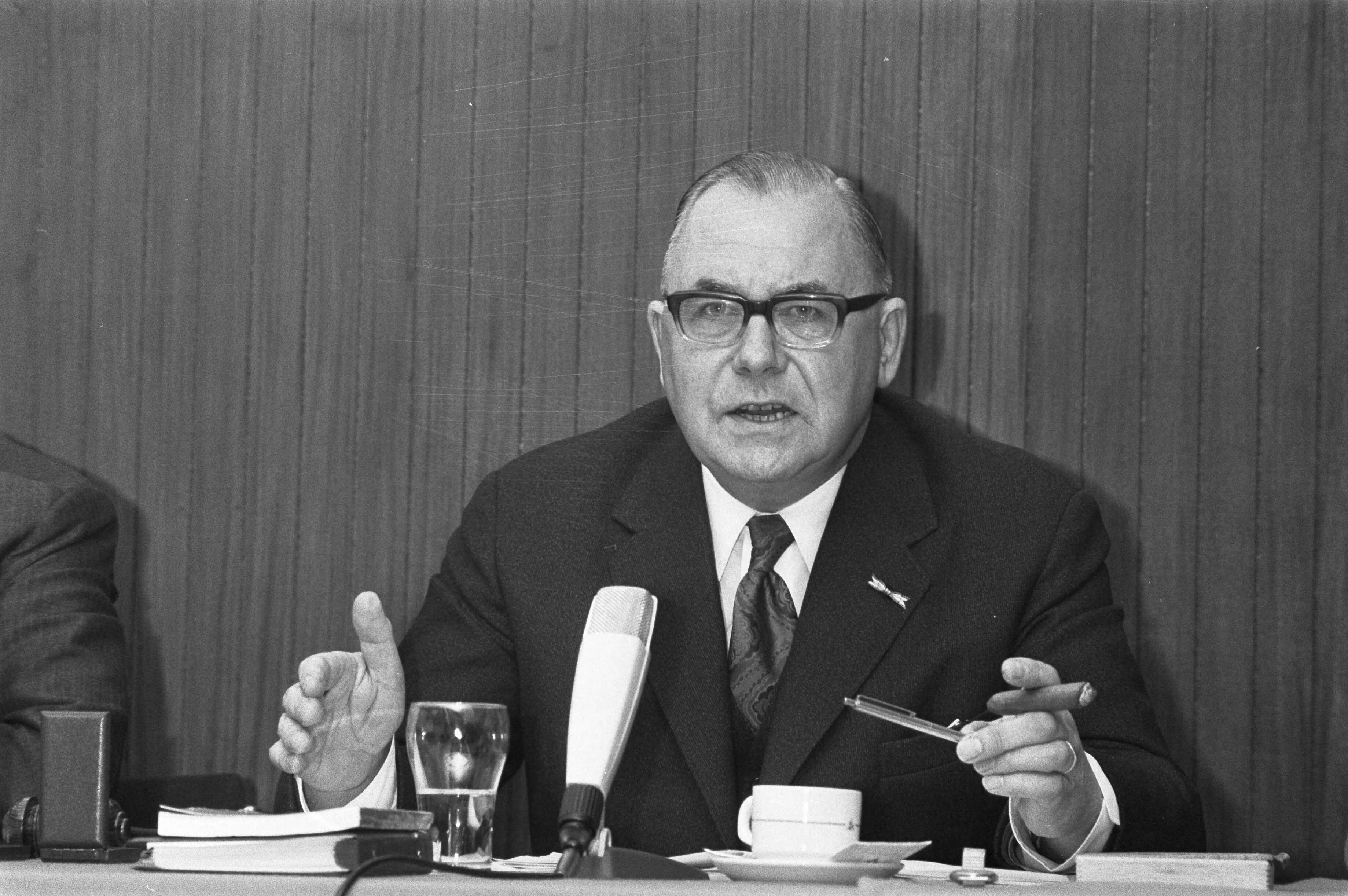 Fotocollectie Anefo — KNVB vergadering, waarbij medailles uitgereikt worden aan Feyenoord, Ajax en Zwart Wit 28 , Den Haag — Foto: Mieremet, Rob / Anefo. Licentie: Set B: Rechtenvrij / Publiek Domein. Bron: Nationaal Archief. http://hdl.handle.net/10648/abd6f0b6-d0b4-102d-bcf8-003048976d84