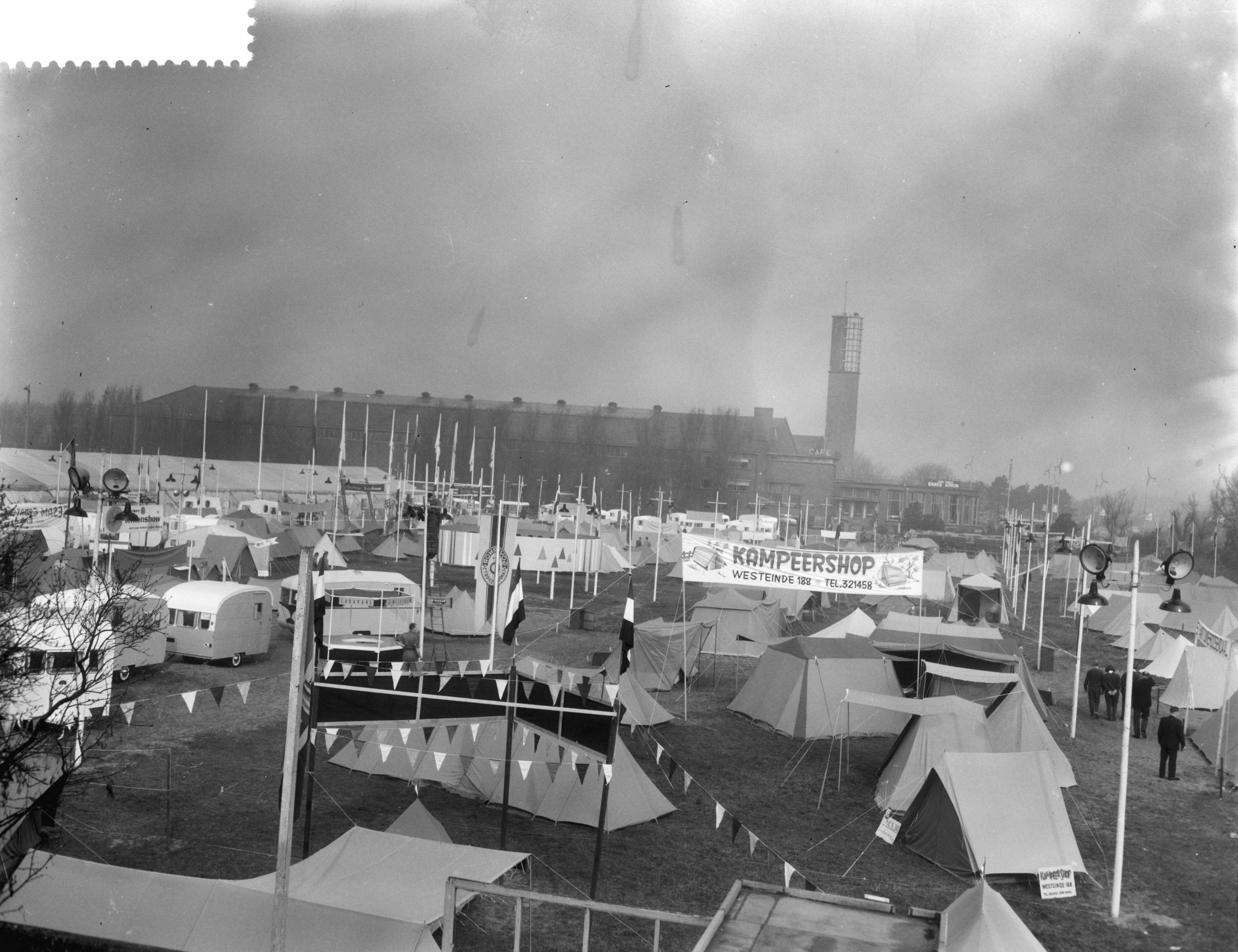 Fotocollectie Anefo — Officiele opening van de tentoonstelling "Goed Kamp" op het Malieveld te Den Haag — Foto: Pot, Harry / Anefo. Licentie: Set B: Rechtenvrij / Publiek Domein. Bron: Nationaal Archief. http://hdl.handle.net/10648/a990e9c4-d0b4-102d-bcf8-003048976d84