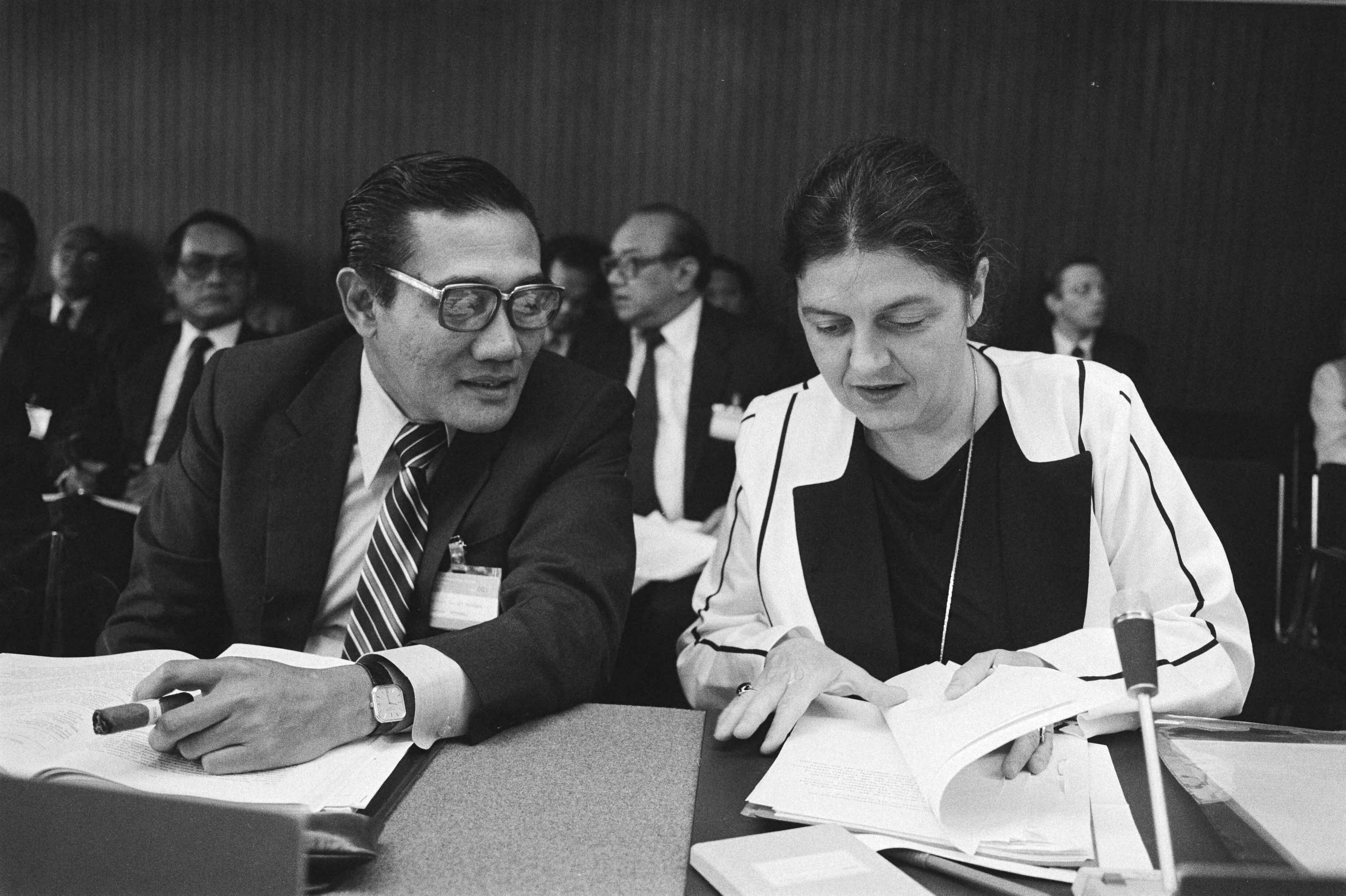 Fotocollectie Anefo — IGGI Conferentie in Den Haag ; minister Schoo met de voorzitter van de Indonesische delegatie A. Wardana — Foto: Antonisse, Marcel / Anefo. Licentie: Set B: Rechtenvrij / Publiek Domein. Bron: Nationaal Archief. http://hdl.handle.net/10648/ad399378-d0b4-102d-bcf8-003048976d84