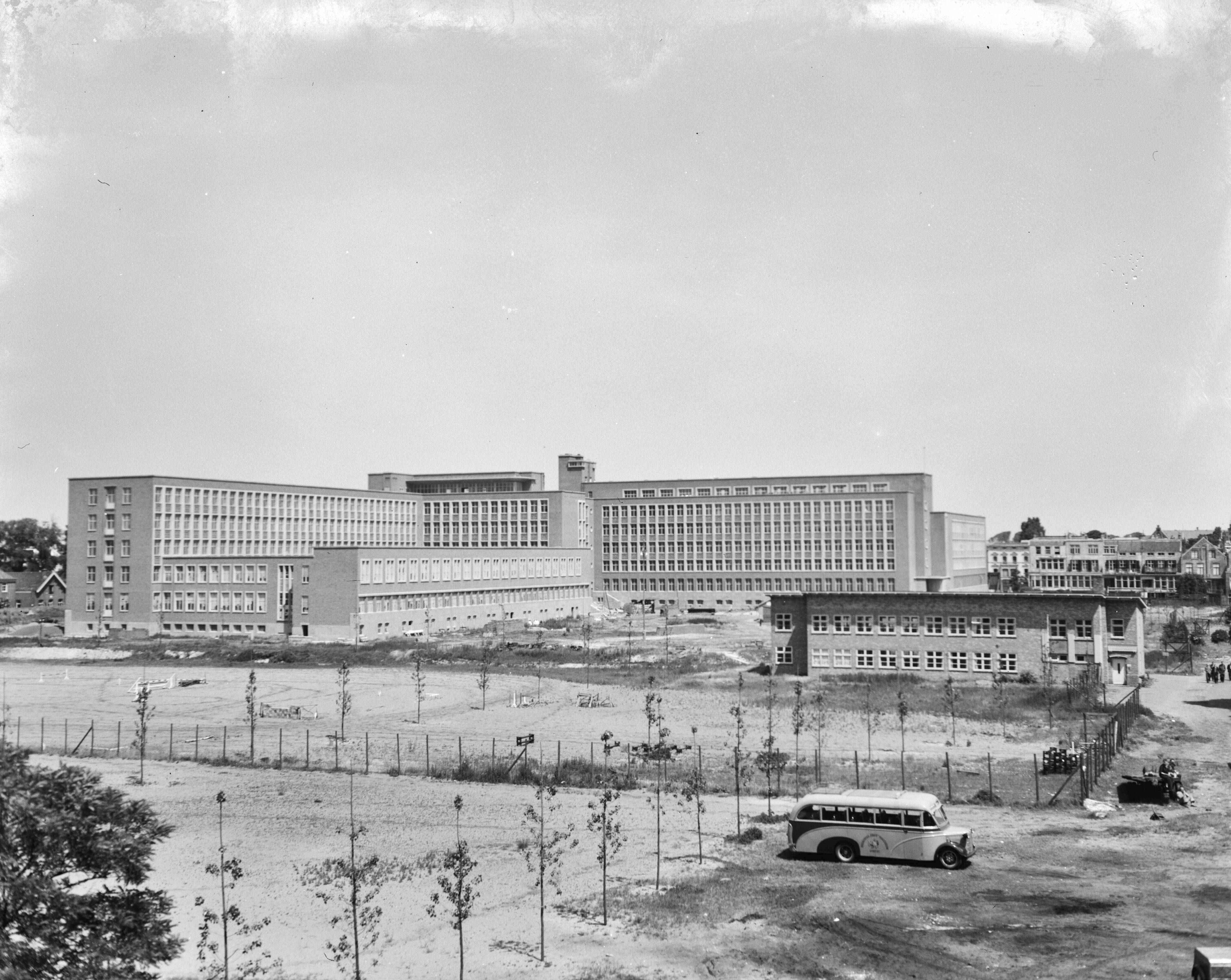 Fotocollectie Anefo — Nieuw stadhuis in aanbouw Den Haag — Foto: Consenheim, Wim / Anefo. Licentie: Set B: Rechtenvrij / Publiek Domein. Bron: Nationaal Archief. http://hdl.handle.net/10648/a8fb3c08-d0b4-102d-bcf8-003048976d84