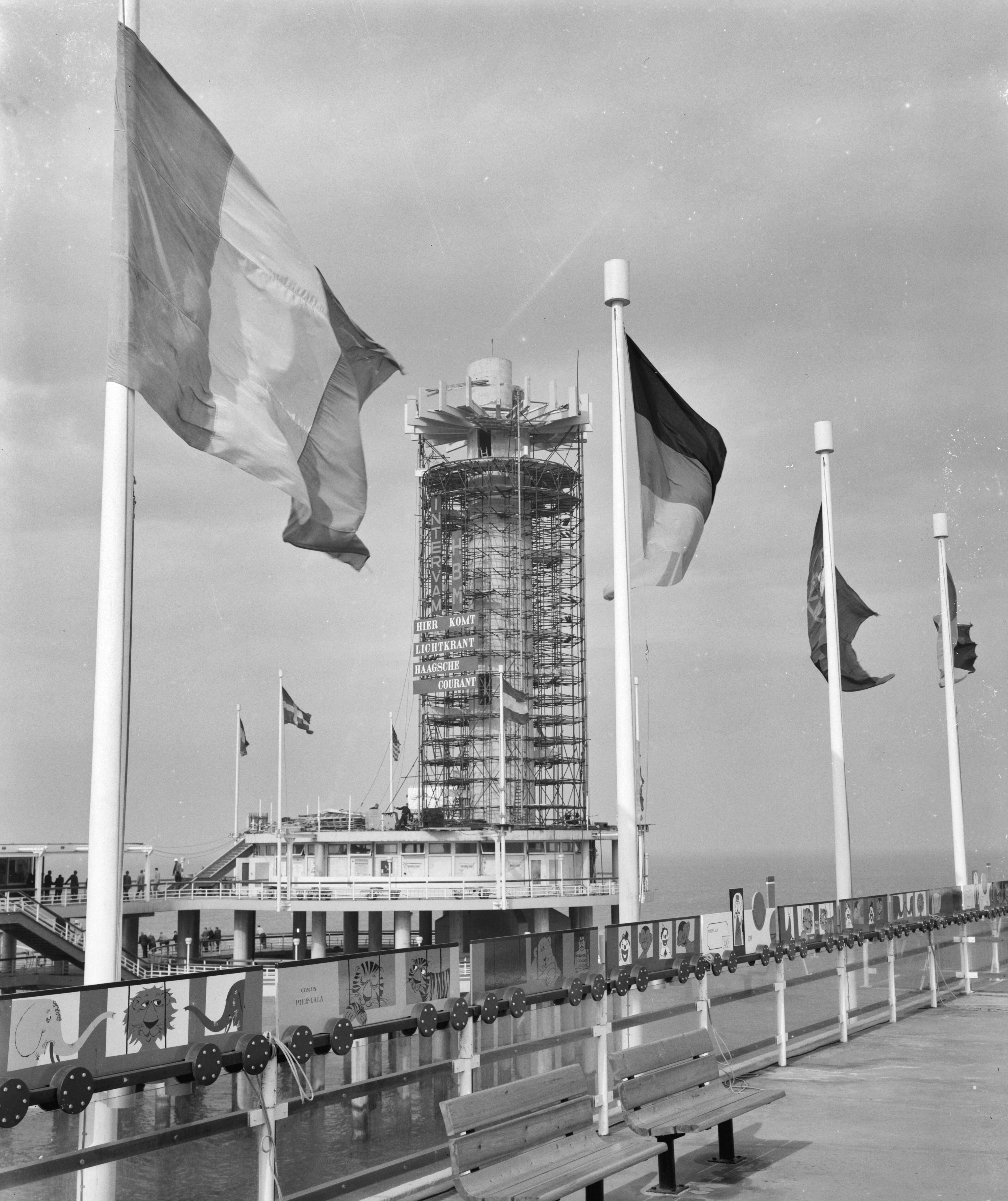 Fotocollectie Anefo — Uitkijktoren Scheveningse Pier bijna klaar — Foto: Rossem, Wim van / Anefo. Licentie: Set B: Rechtenvrij / Publiek Domein. Bron: Nationaal Archief. http://hdl.handle.net/10648/a9e44164-d0b4-102d-bcf8-003048976d84