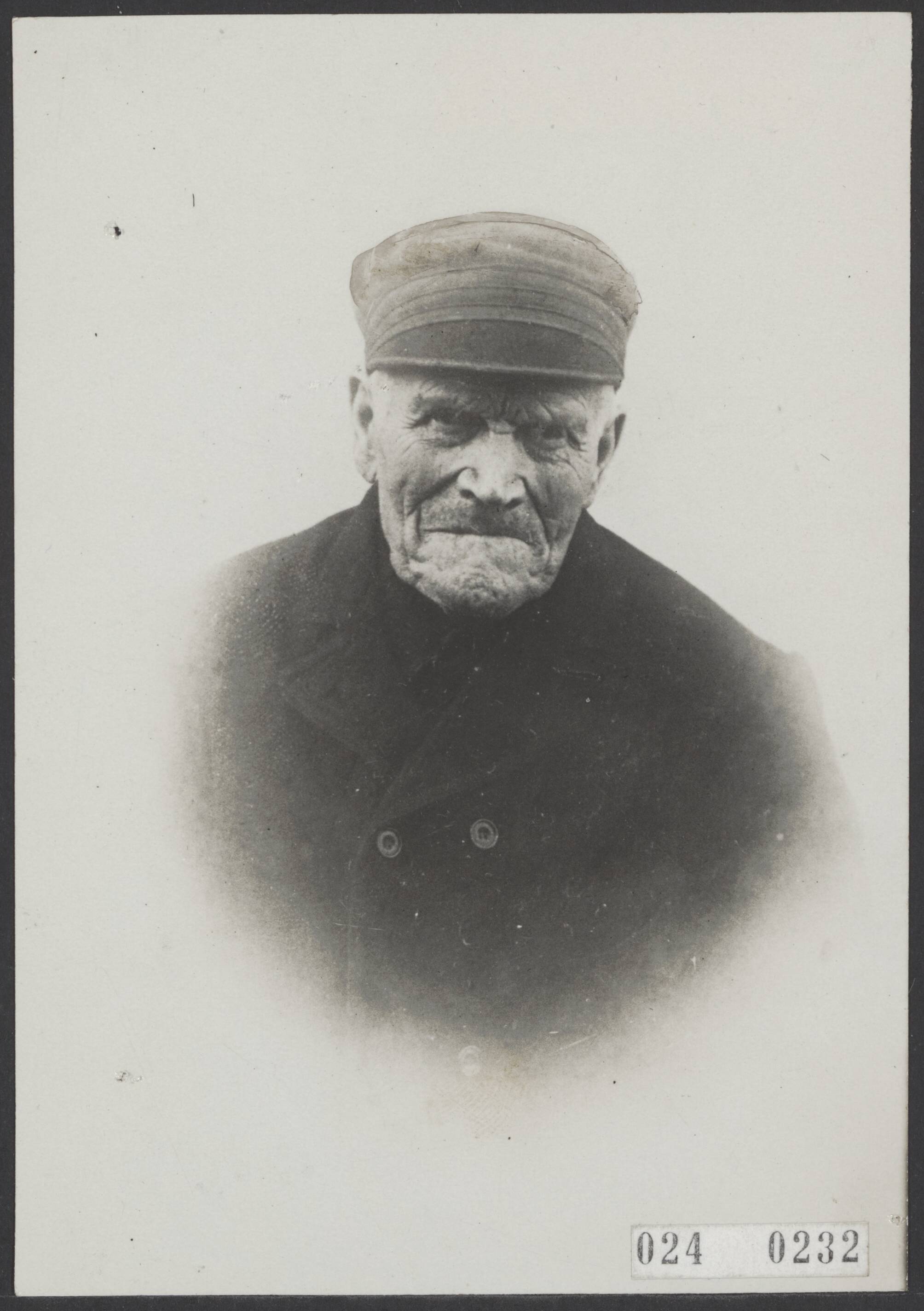 Fotocollectie Elsevier Binnenland — De heer Mathijssen uit Breda, 103 jaar oud — Foto: Fotopersbureau "Holland". Licentie: Set B: Rechtenvrij / Publiek Domein. Bron: Nationaal Archief. http://hdl.handle.net/10648/add757ac-d0b4-102d-bcf8-003048976d84