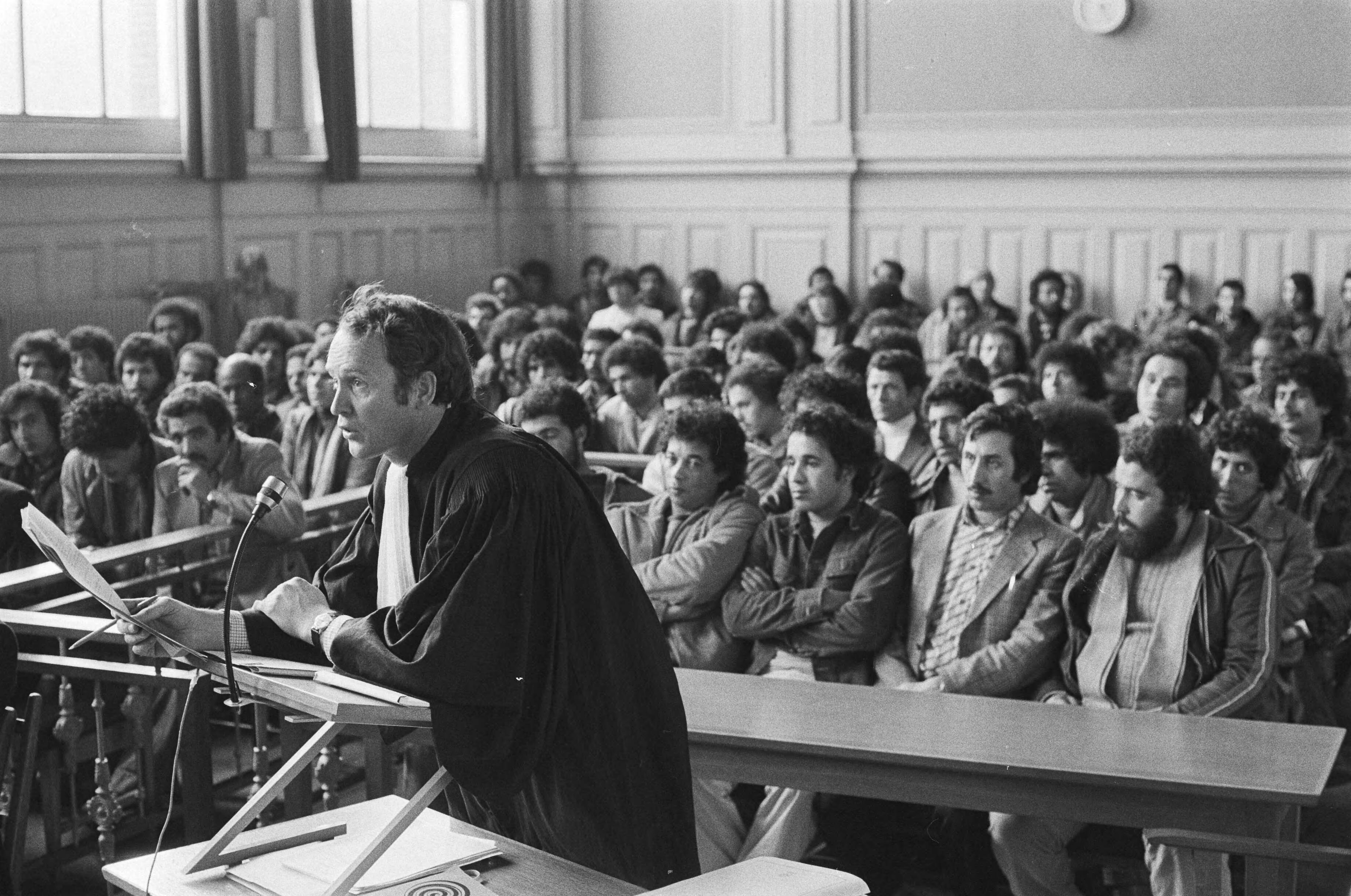 Fotocollectie Anefo — Kort geding 84 illegalen tegen Hoogovens i.v.m. werving buitenlanders (over de grens) (Haarlem); mr. van Driel (raadsman illegalen), — Foto: Dijk, Hans van / Anefo. Licentie: Set B: Rechtenvrij / Publiek Domein. Bron: Nationaal Archief. http://hdl.handle.net/10648/acdcdfac-d0b4-102d-bcf8-003048976d84