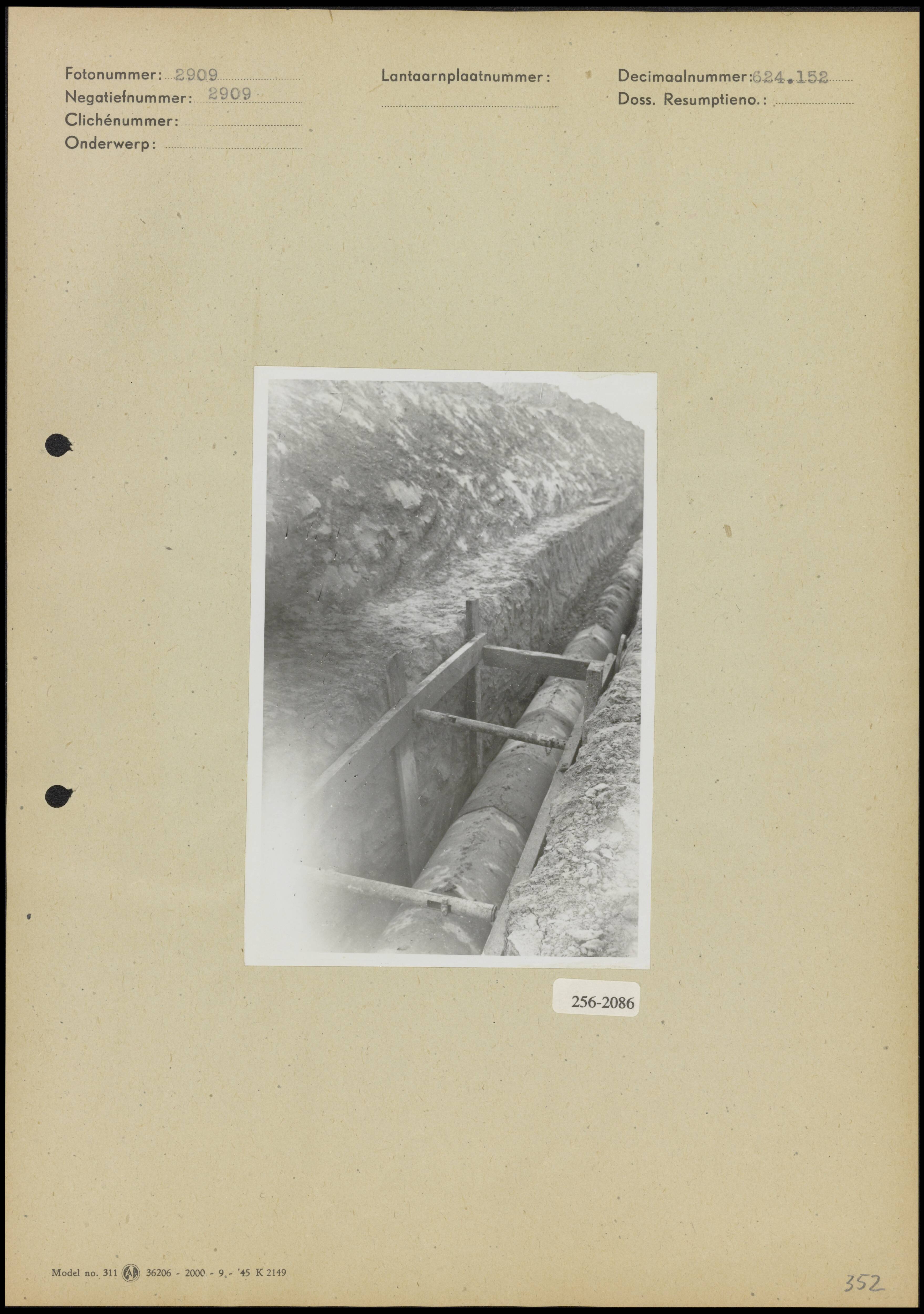 Riolering Amstenrade — Aanleg riolering, vermoedelijk te Amstenrade — Foto: Onbekend / Publiek Domein of Rechtenvrij. Licentie: Set B: Rechtenvrij / Publiek Domein. Bron: Nationaal Archief. http://hdl.handle.net/10648/b018d202-d0b4-102d-bcf8-003048976d84