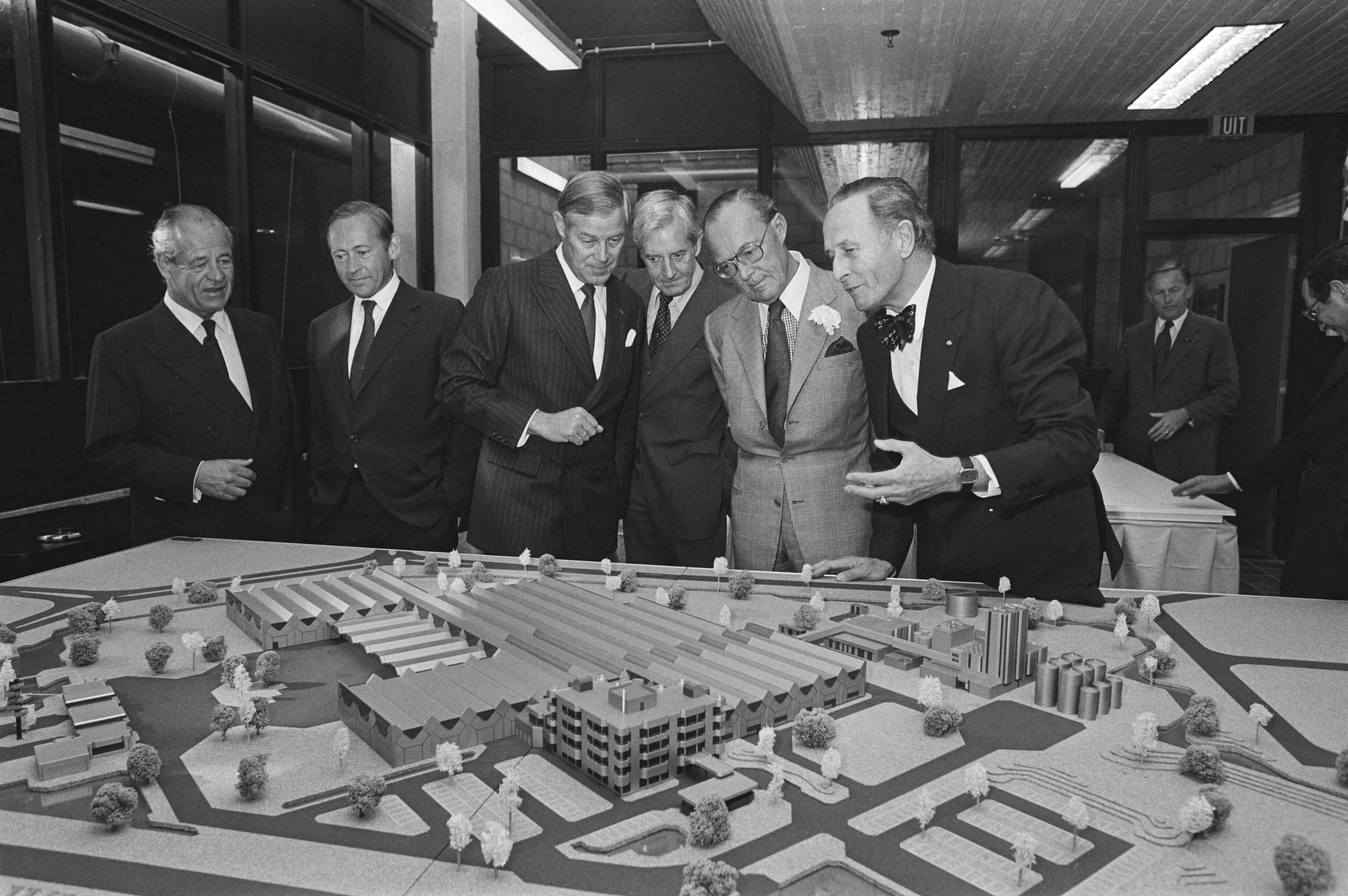 Opening door prins Bernhard van de nieuwe vestiging van de Gedistilleerd en Wijngroep Nederland B.V. (dochter van Heineken) in Zoetermeer — Prins Bernhard bekijkt een maquette — Foto: Dijk, Hans van / Anefo. Licentie: Set B: Rechtenvrij / Publiek Domein. Bron: Nationaal Archief. http://hdl.handle.net/10648/acd168de-d0b4-102d-bcf8-003048976d84