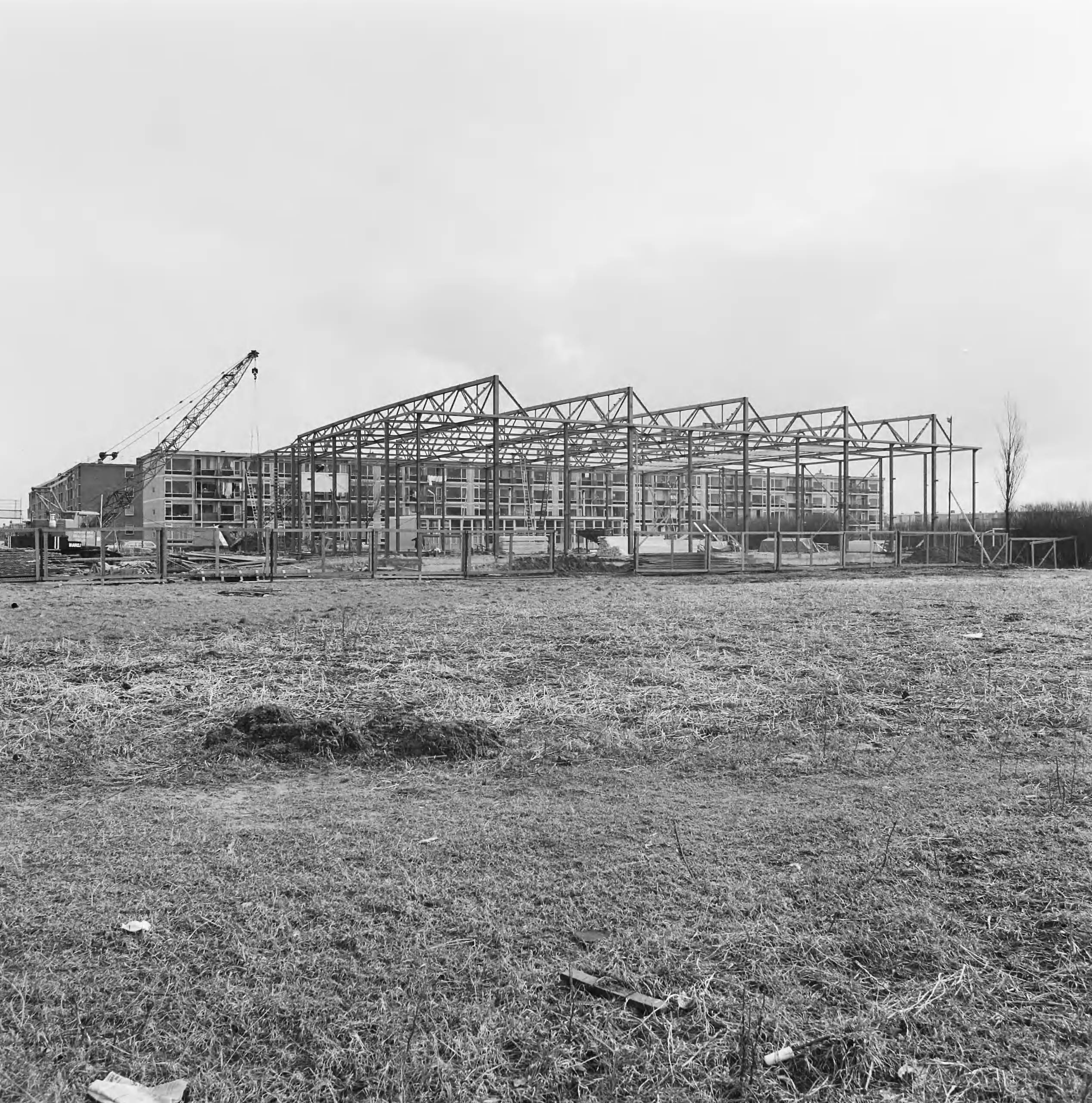 Fotocollectie Nederlandse Heidemaatschappij — Alphen a/d Rijn. Sporthal in aanbouw. Staalconstructie — Foto: Fotograaf Onbekend / Heidemij. Licentie: Set B: Rechtenvrij / Publiek Domein. Bron: Nationaal Archief. http://hdl.handle.net/10648/ae82e978-d0b4-102d-bcf8-003048976d84