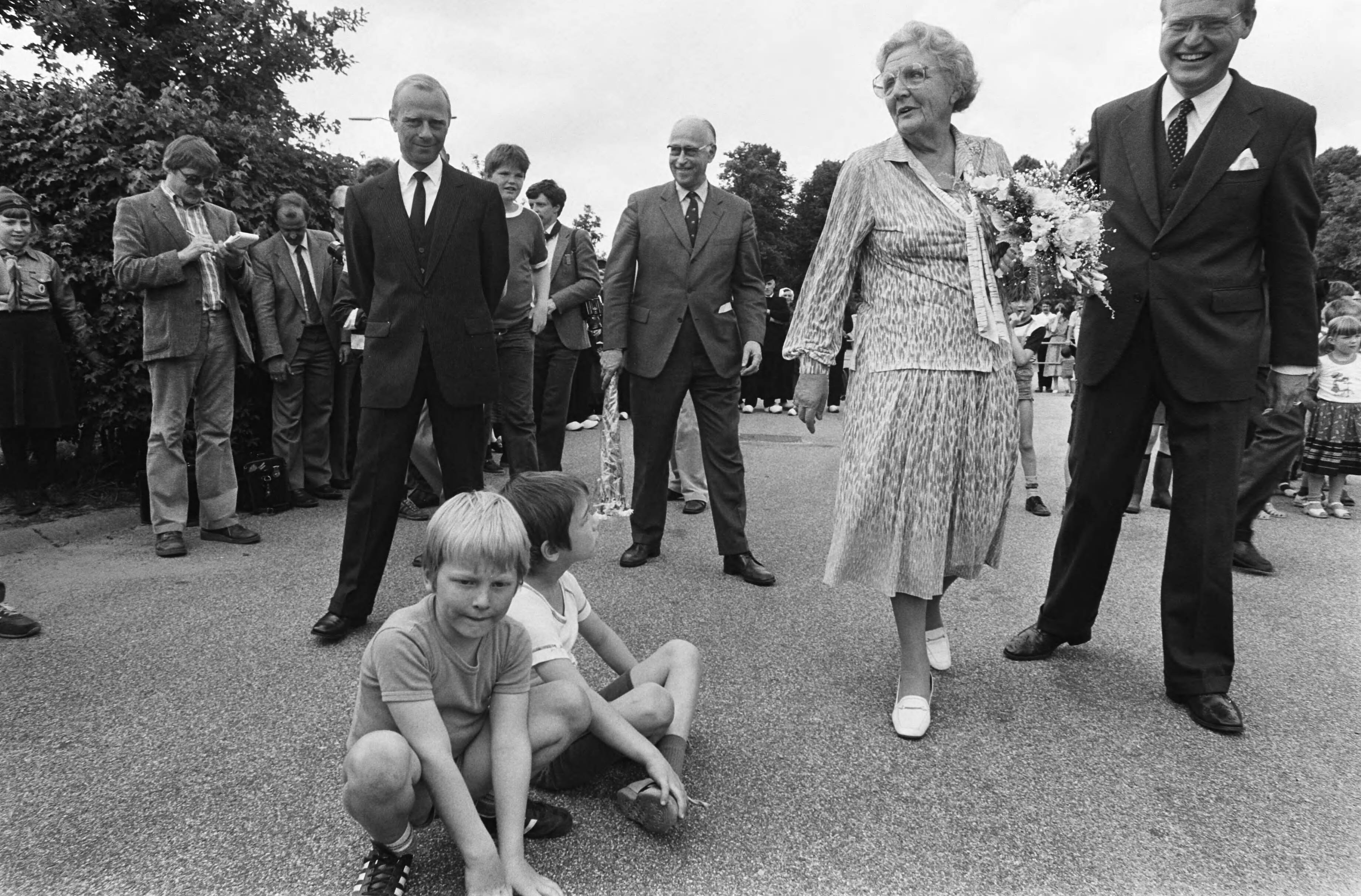Fotocollectie Anefo — Prinses Juliana heeft een houten zitbank van de bevolking van Soest aangeboden gekregen; Prinses Juliana — Foto: Dijk, Hans van / Anefo. Licentie: Set B: Rechtenvrij / Publiek Domein. Bron: Nationaal Archief. http://hdl.handle.net/10648/acfcfa80-d0b4-102d-bcf8-003048976d84