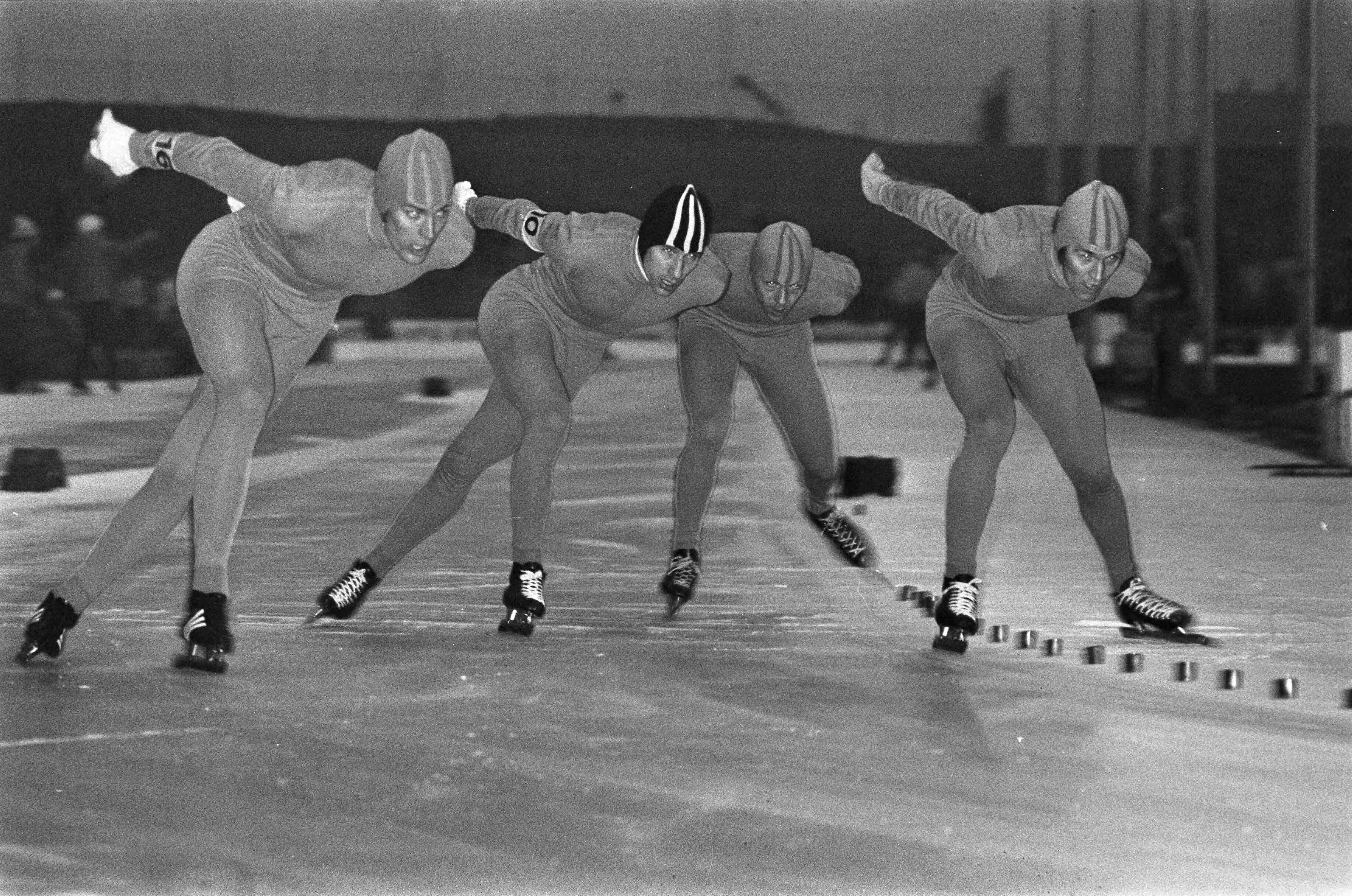 Fotocollectie Anefo — Schaatswedstrijden voor eerste ISSL World Cup voor prof op De Uithof in Den Haag , Nederland tijdens ploegenachtervolging, Schenk, Verkerk, Verheyen en Bols — Foto: Verhoeff, Bert / Anefo. Licentie: Set B: Rechtenvrij / Publiek Domein. Bron: Nationaal Archief. http://hdl.handle.net/10648/ac21bfc4-d0b4-102d-bcf8-003048976d84