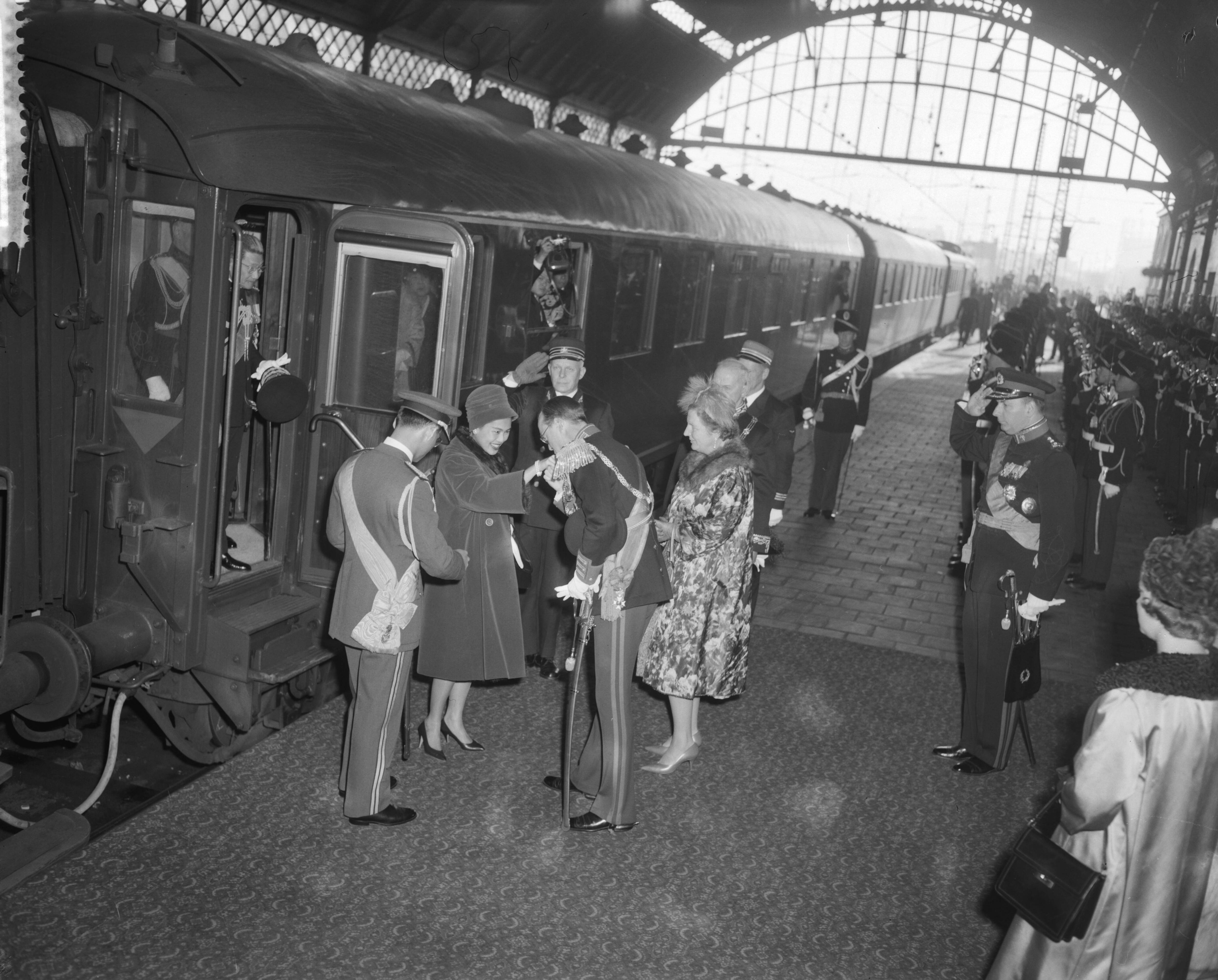 Fotocollectie Anefo — Aankomst Koning Bhumibol en Koningin Sirikit te Den Haag, begroeting door Prins Bernhard — Foto: Behrens, Herbert F. / Anefo. Licentie: Set B: Rechtenvrij / Publiek Domein. Bron: Nationaal Archief. http://hdl.handle.net/10648/a9bc7760-d0b4-102d-bcf8-003048976d84