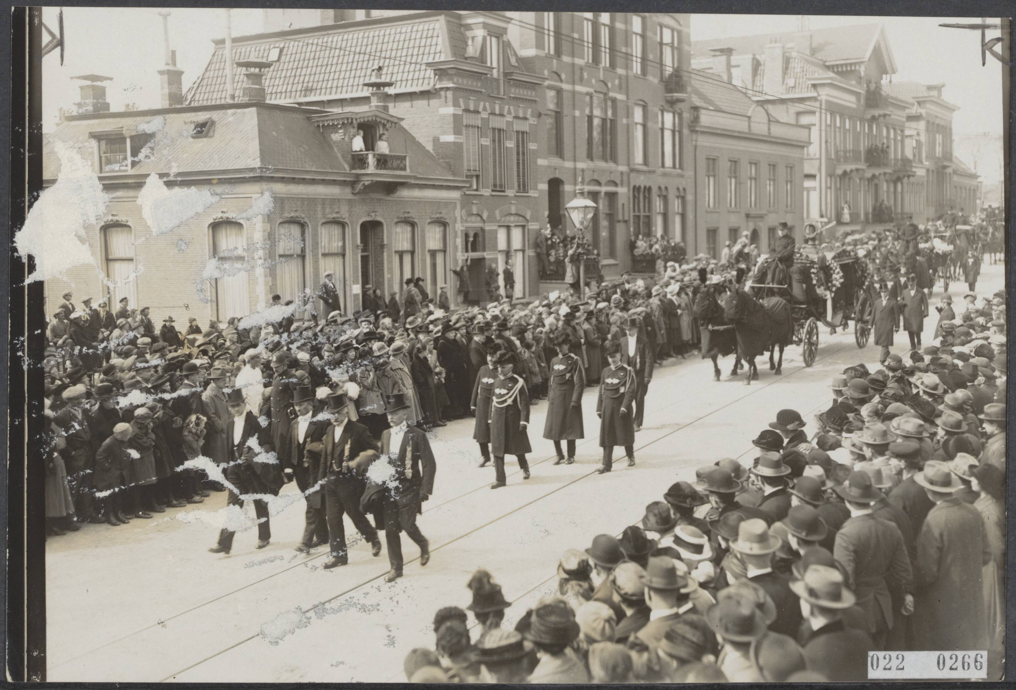 Fotocollectie Elsevier Binnenland — Uitvaart van mr. dr. E. van Ketwich Verschuur, burgemeester van Groningen — Foto: Kramer, Piet. Licentie: Set B: Rechtenvrij / Publiek Domein. Bron: Nationaal Archief. http://hdl.handle.net/10648/add1963c-d0b4-102d-bcf8-003048976d84
