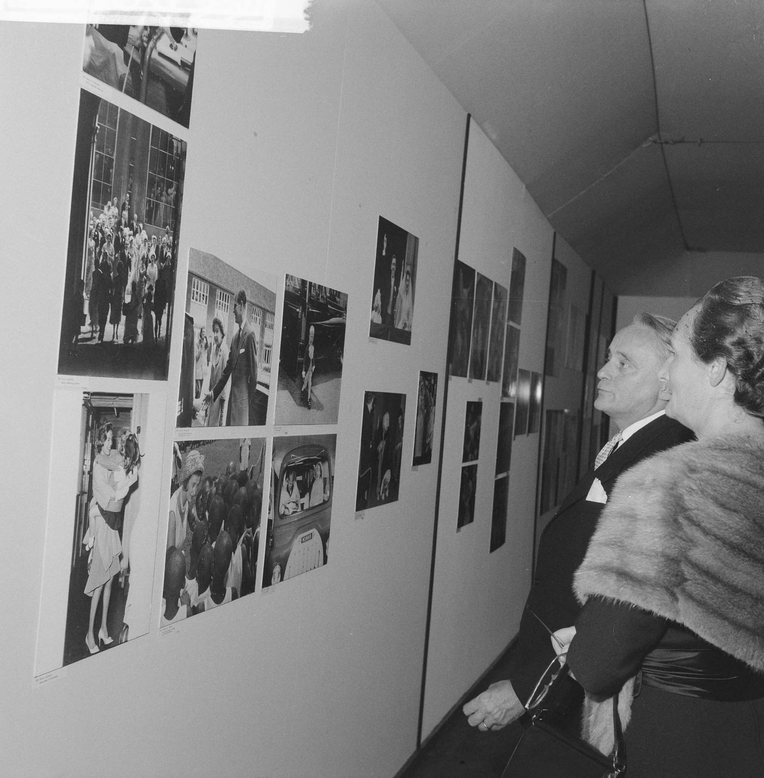 Fotocollectie Anefo — Opening World Press Photo 1961. Commissaris der Koningin in Zuid-Holland, mr. J. Klaasesz, en zijn echtgenote tijdens de rondgang — Foto: Nijs, Jac. de / Anefo. Licentie: Set B: Rechtenvrij / Publiek Domein. Bron: Nationaal Archief. http://hdl.handle.net/10648/a9e4e5b0-d0b4-102d-bcf8-003048976d84