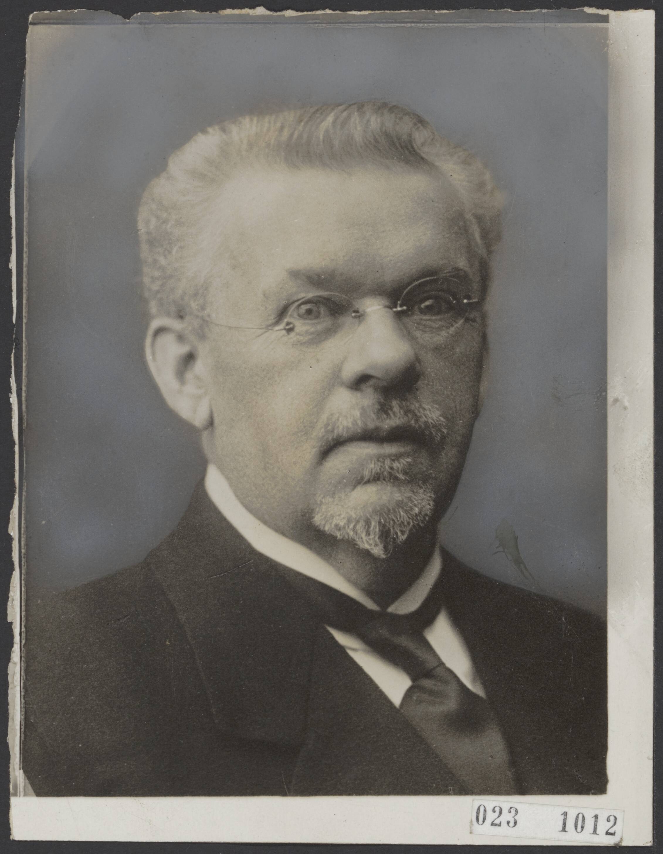 Fotocollectie Elsevier Binnenland — Ds. J.H. Landwehr te Voorburg, en emiritus-predikant van de Gereformeerde Kerk van Rotterdam hoopt op 7-11-1926 zijn 40-jarig ambtsjubileum te vieren — Foto: Onbekend / Publiek Domein of Rechtenvrij. Licentie: Set B: Rechtenvrij / Publiek Domein. Bron: Nationaal Archief. http://hdl.handle.net/10648/add5bc94-d0b4-102d-bcf8-003048976d84