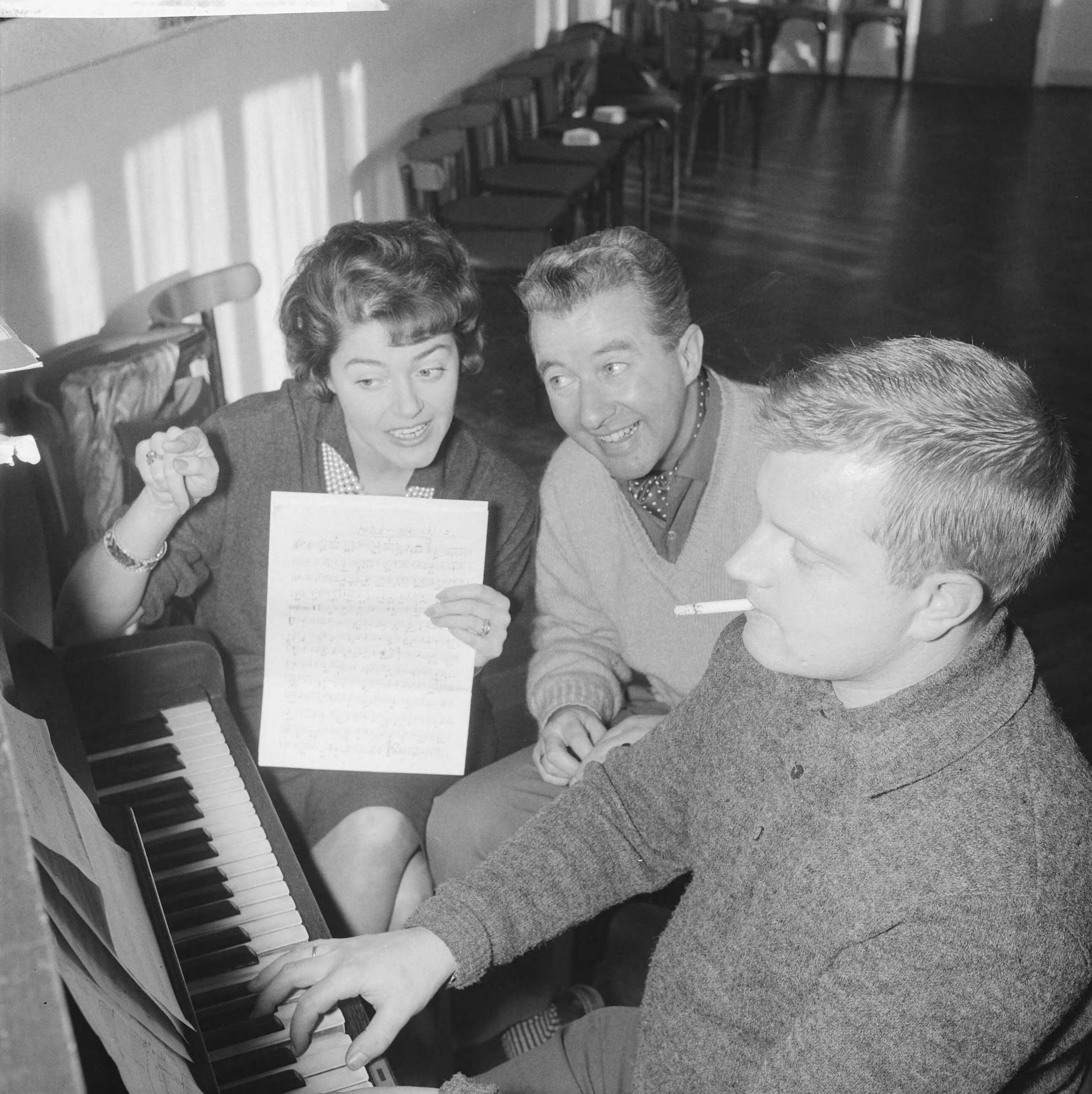 Fotocollectie Anefo — Teddy en Henk Scholten gaan naar Duitse TV. Teddy en Henk Scholten en hun pianist Wim Jongbloed — Foto: Nijs, Jac. de / Anefo. Licentie: Set B: Rechtenvrij / Publiek Domein. Bron: Nationaal Archief. http://hdl.handle.net/10648/a9efcaac-d0b4-102d-bcf8-003048976d84