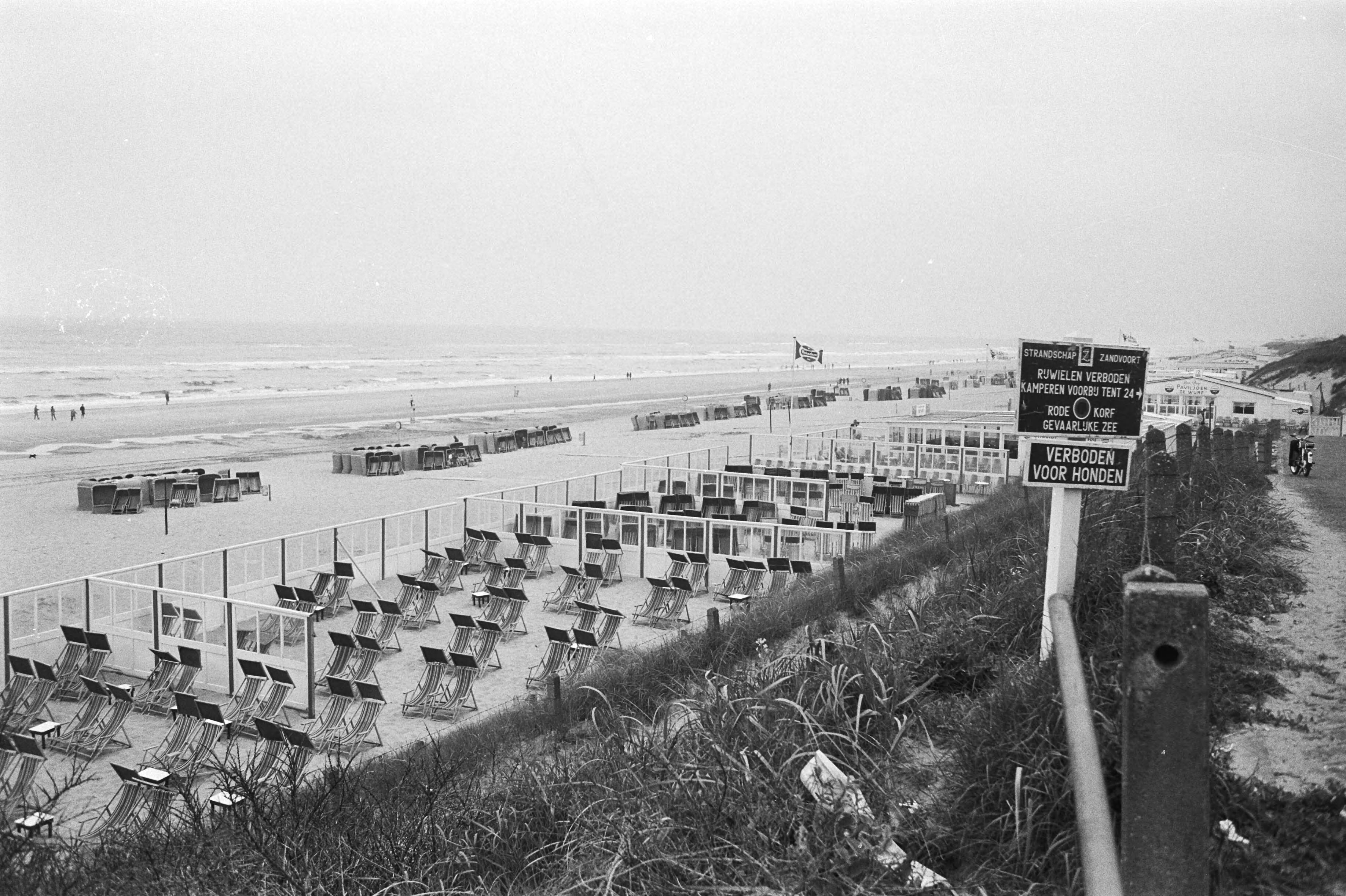 Toeristenseizoen in Zandvoort begint bijna — Leeg strandterras — Foto: Fotograaf Onbekend / Anefo. Licentie: Set B: Rechtenvrij / Publiek Domein. Bron: Nationaal Archief. http://hdl.handle.net/10648/abc23af4-d0b4-102d-bcf8-003048976d84
