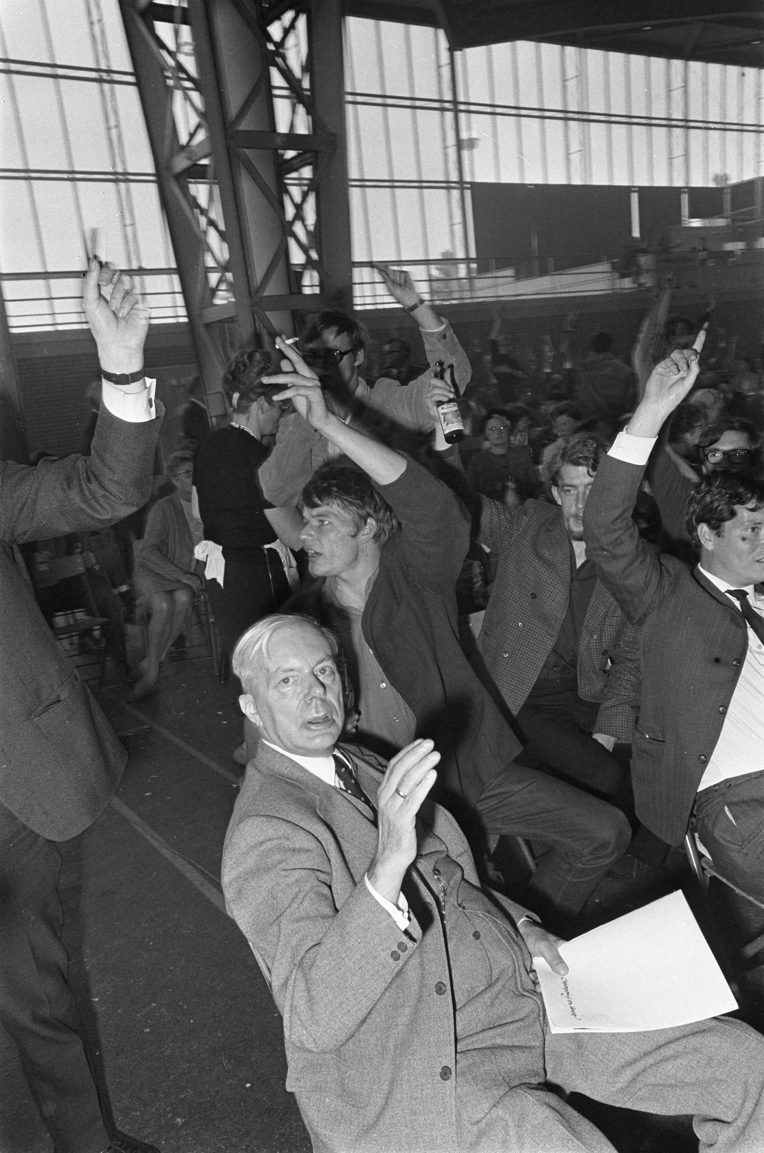 Fotocollectie Anefo — Algemene Ledenvergadering VPRO in Expohal Hilversum. Nummer 2 Op voorgrond P. W. Y. Steinz — Foto: Nijs, Jac. de / Anefo. Licentie: Set B: Rechtenvrij / Publiek Domein. Bron: Nationaal Archief. http://hdl.handle.net/10648/ab44e310-d0b4-102d-bcf8-003048976d84