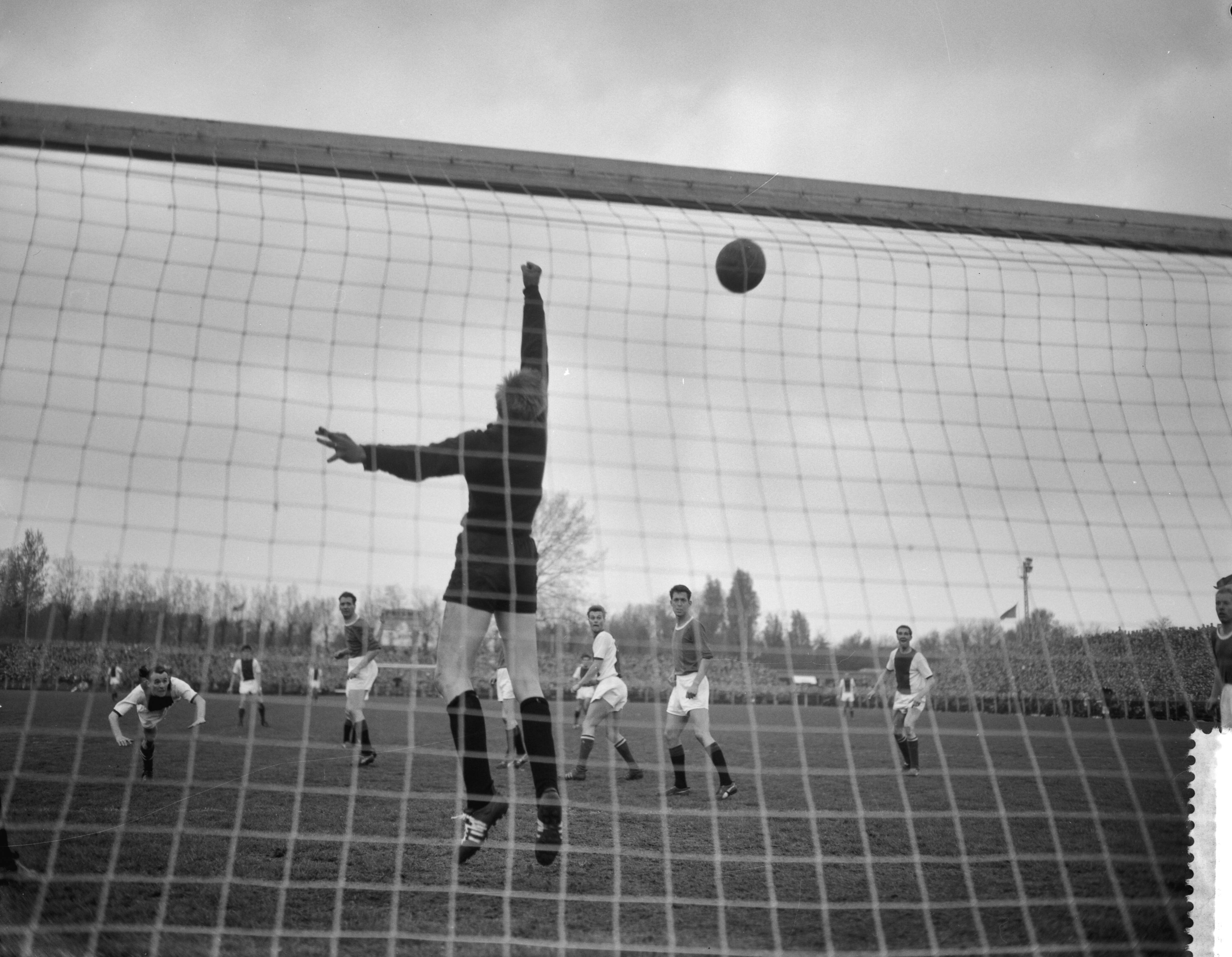 Fotocollectie Anefo — Voetbal. ADO tegen Ajax 1-3. Spelmoment. ADO-keeper Martin van Vianen probeert een kopbal van Guus van Ham te keren — Foto: Bilsen, Joop van / Anefo. Licentie: Set B: Rechtenvrij / Publiek Domein. Bron: Nationaal Archief. http://hdl.handle.net/10648/a9d15374-d0b4-102d-bcf8-003048976d84