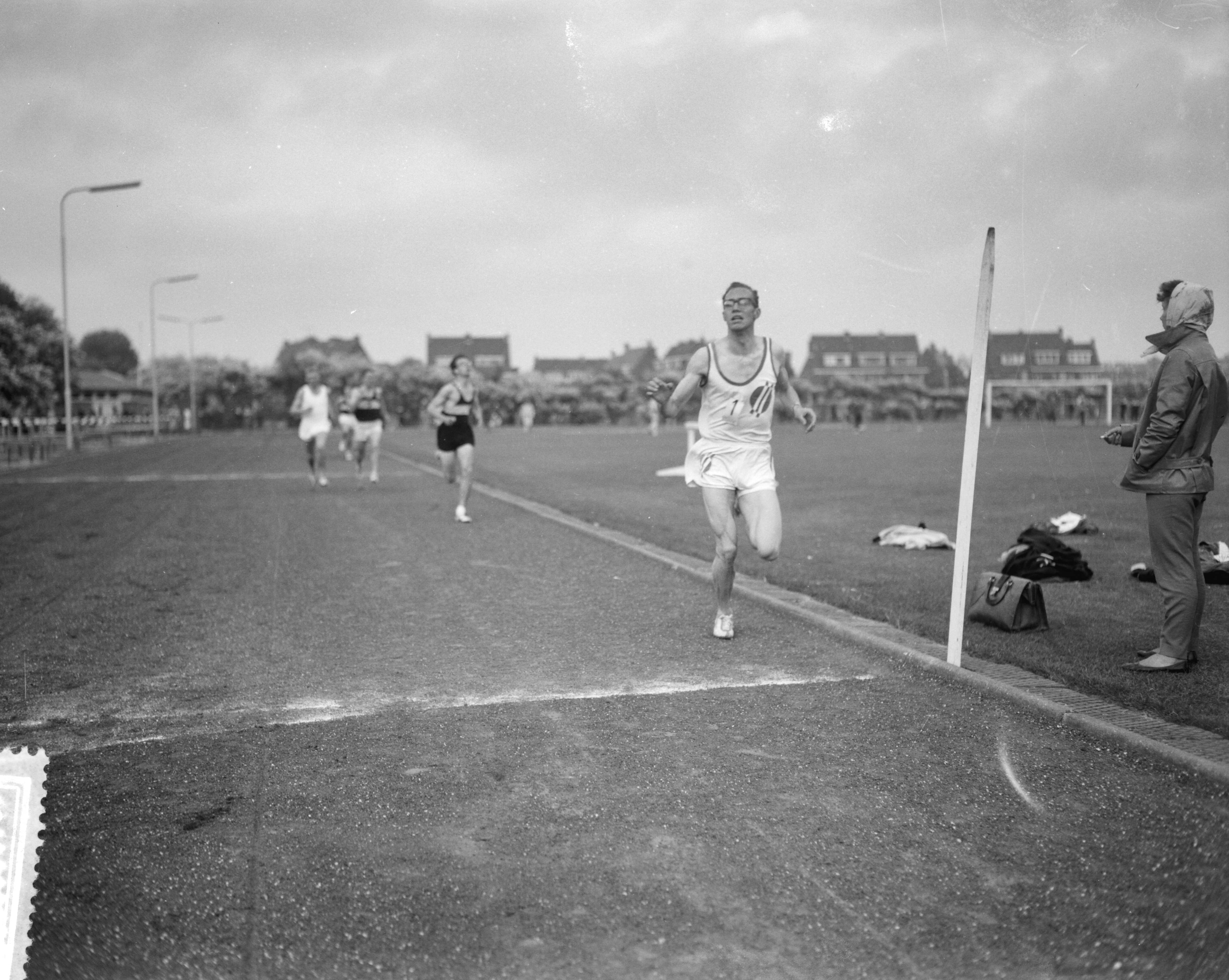 Fotocollectie Anefo — Atletiekwedstrijden Den Haag - Londen. Hardlopen (Hein Cujé?) — Foto: Bilsen, Joop van / Anefo. Licentie: Set B: Rechtenvrij / Publiek Domein. Bron: Nationaal Archief. http://hdl.handle.net/10648/a9dd8bb2-d0b4-102d-bcf8-003048976d84