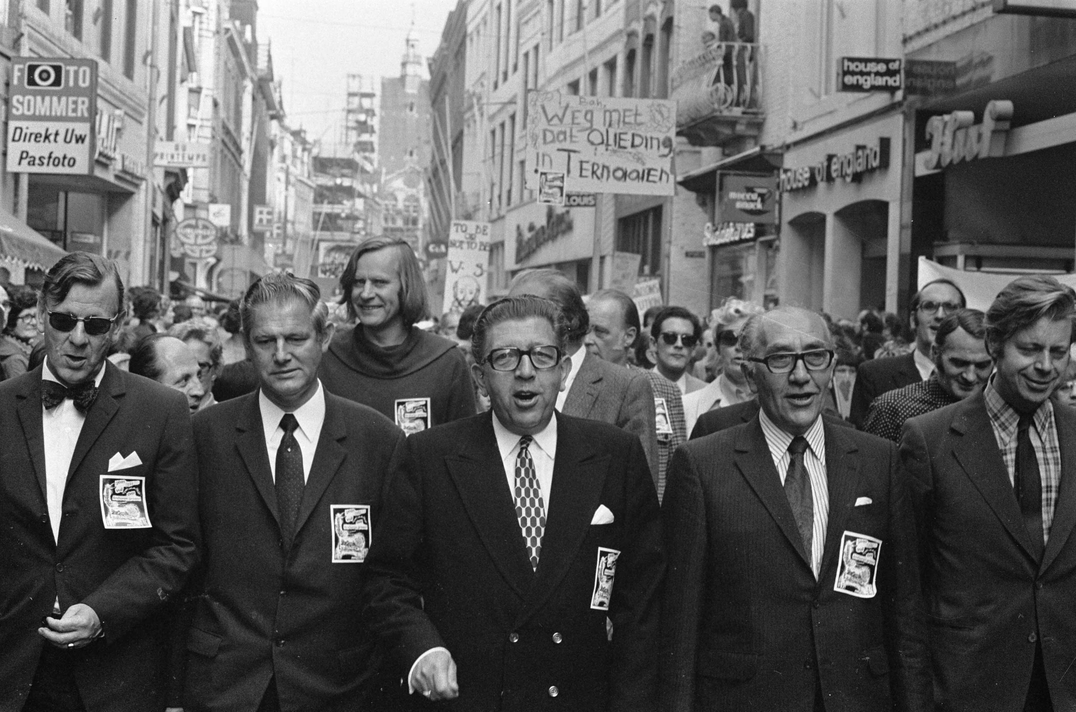 Fotocollectie Anefo — Demonstratie in Maastricht tegen de bouw van olieraffinaderij in het Belgische Ternaaien, in het midden Burgemeester Baeten van Maastricht tijdens / — Foto: Punt, W. / Anefo. Licentie: Set B: Rechtenvrij / Publiek Domein. Bron: Nationaal Archief. http://hdl.handle.net/10648/ac38beb8-d0b4-102d-bcf8-003048976d84