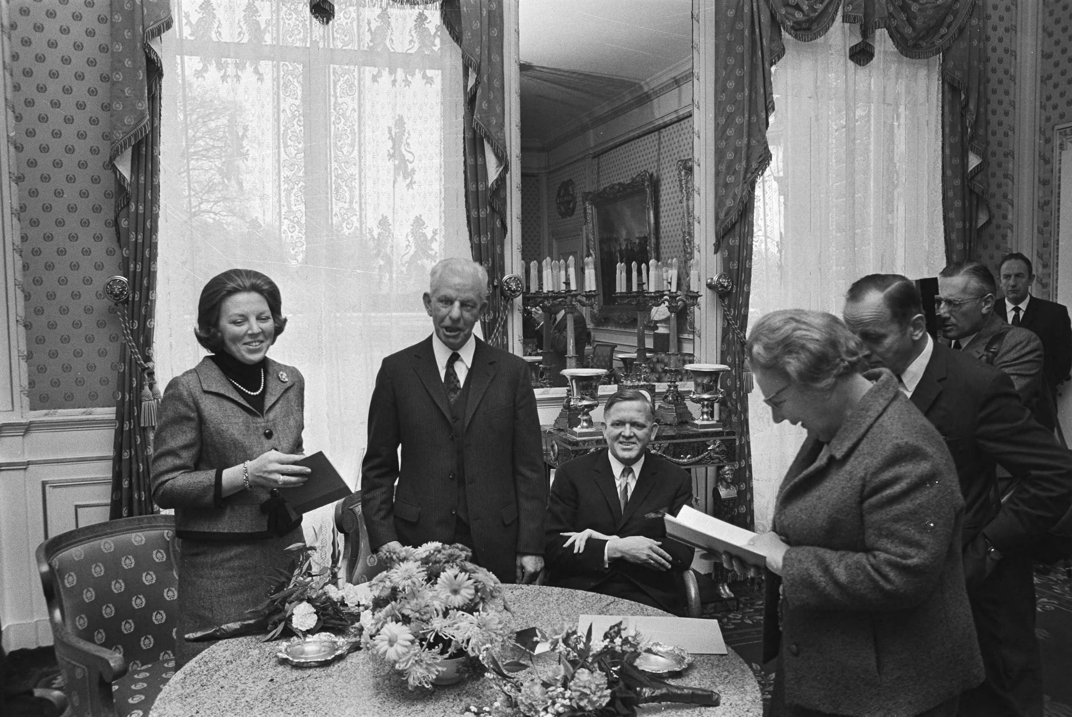 Fotocollectie Anefo — koningin Juliana en Prinses Beatrix ontvangen bundel gedichten van Nederlandse Blindenbond , Soestdijk; HM en Beatrix bekijken bundels — Foto: Evers, Joost / Anefo. Licentie: Set B: Rechtenvrij / Publiek Domein. Bron: Nationaal Archief. http://hdl.handle.net/10648/abab2148-d0b4-102d-bcf8-003048976d84