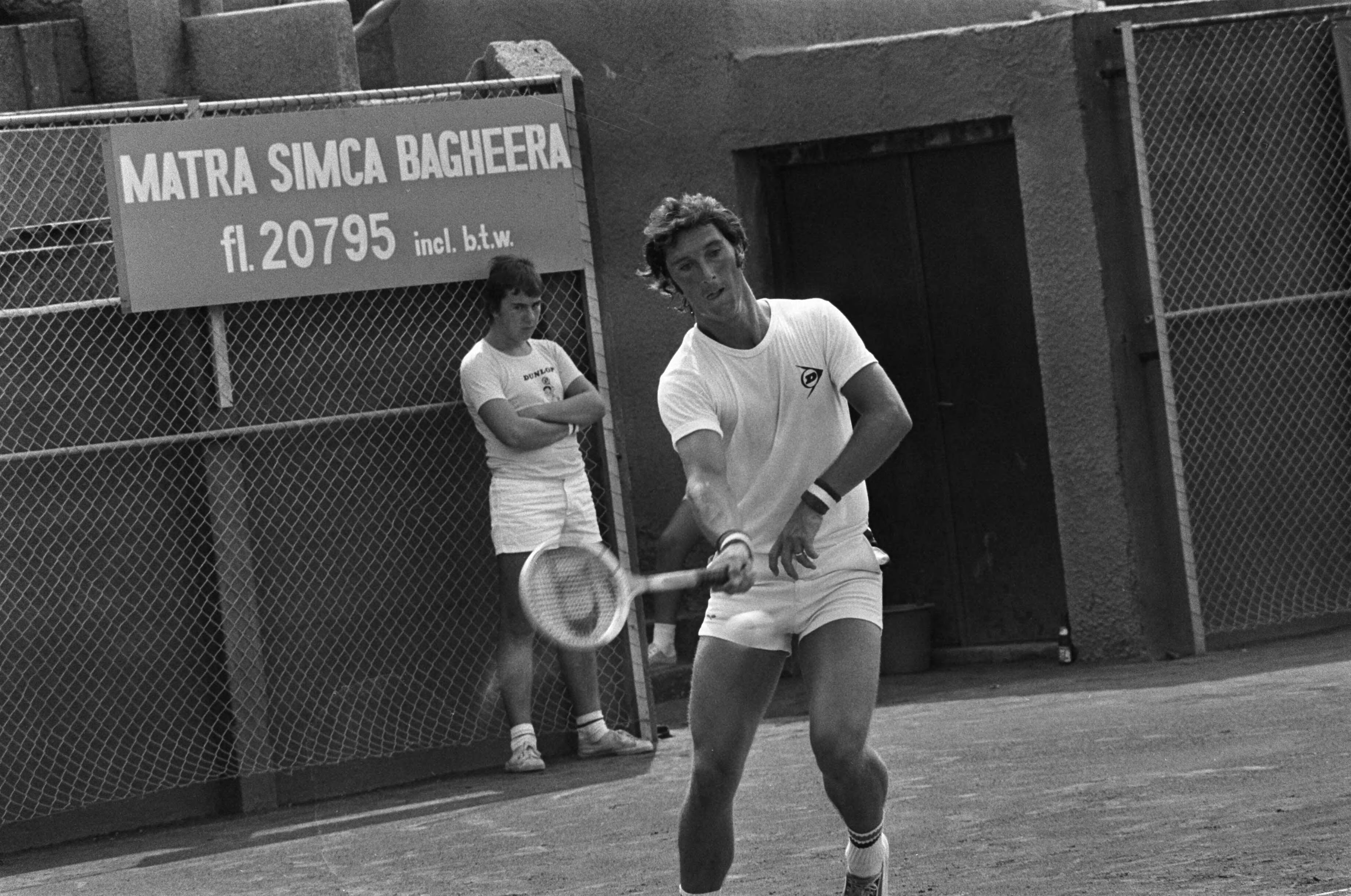 Nationale tenniskampioenschappen op de METS-tennisbanen 1975 — Hordijk in aktie — Foto: Mieremet, Rob / Anefo. Licentie: Set B: Rechtenvrij / Publiek Domein. Bron: Nationaal Archief. http://hdl.handle.net/10648/ac6fae46-d0b4-102d-bcf8-003048976d84