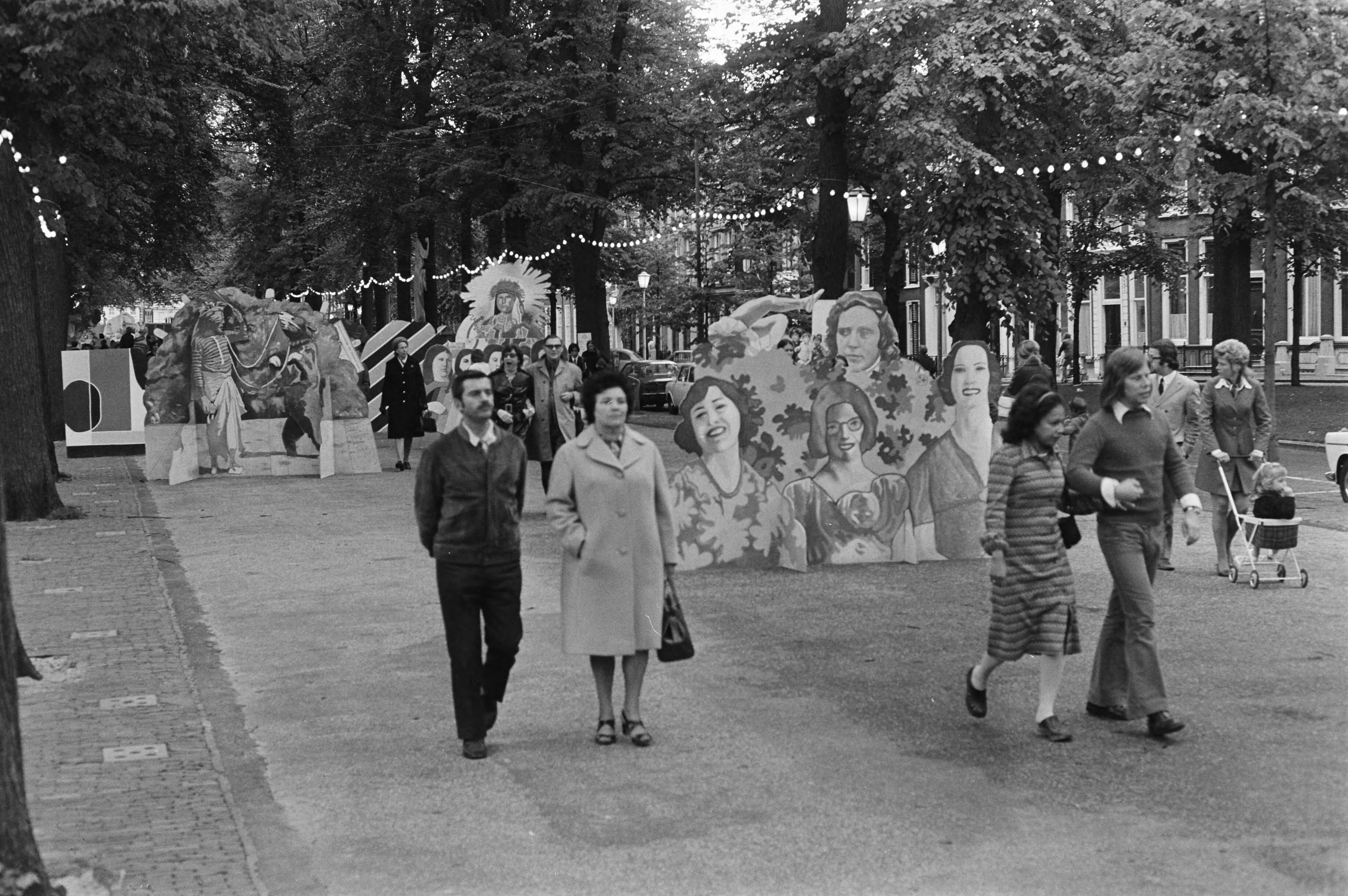 Holland-Festival 1972 in Den Haag — Beeldende kunst op straat tijdens het Holland Festival — Foto: Fotograaf Onbekend / Anefo. Licentie: Set B: Rechtenvrij / Publiek Domein. Bron: Nationaal Archief. http://hdl.handle.net/10648/abecba7c-d0b4-102d-bcf8-003048976d84