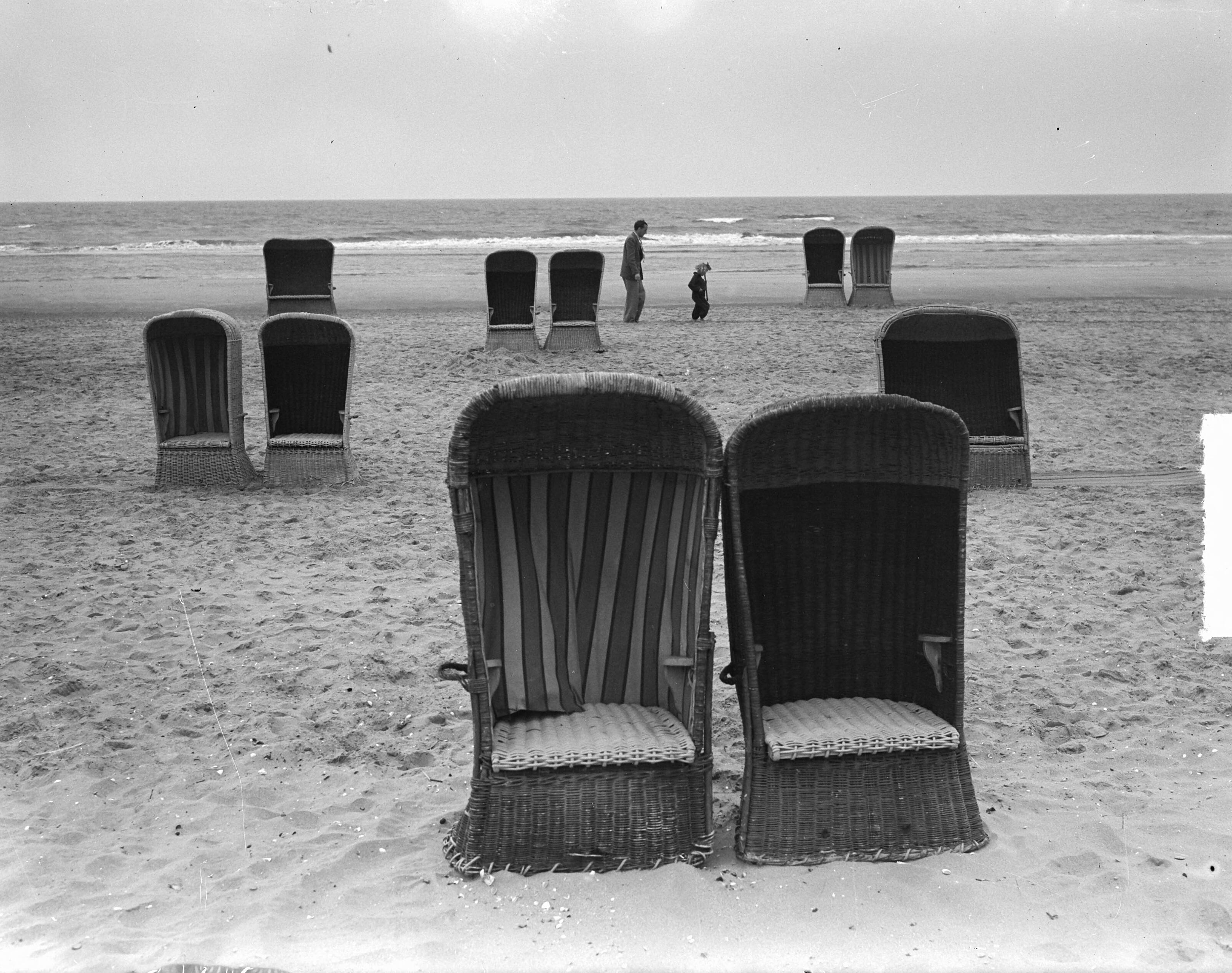 Fotocollectie Anefo — Zandvoort strandstoelen zonder gasten — Foto: Noske, J.D. / Anefo. Licentie: Set B: Rechtenvrij / Publiek Domein. Bron: Nationaal Archief. http://hdl.handle.net/10648/a8c9338e-d0b4-102d-bcf8-003048976d84