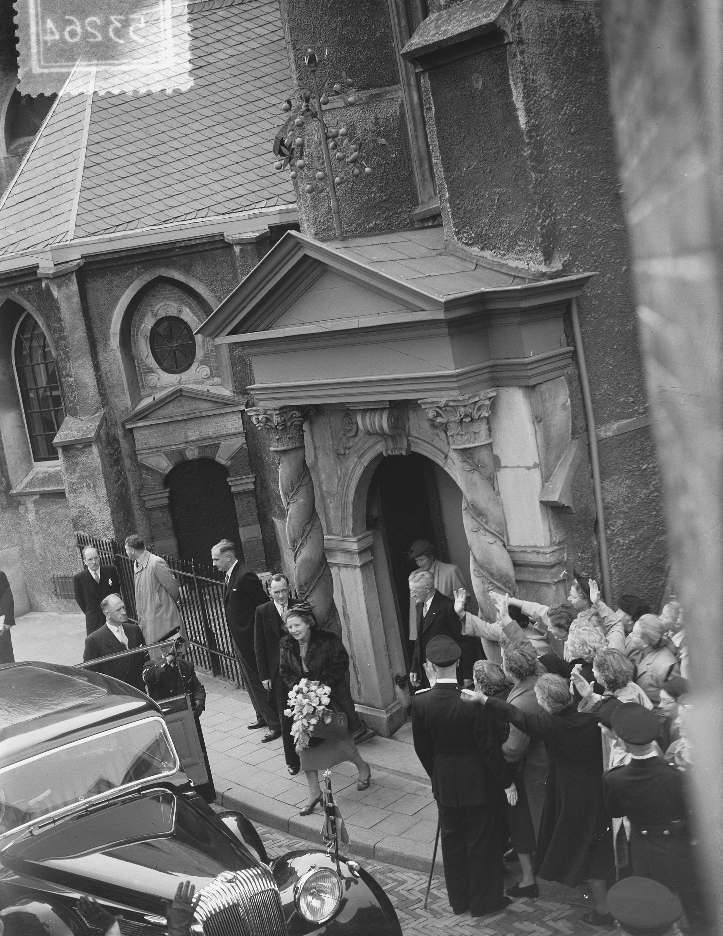 Koningin Juliana bezoekt Leeuwarden — Foto: Bilsen, Joop van / Anefo. — Licentie: Set B: Rechtenvrij / Publiek Domein. Bron: Nationaal Archief. http://hdl.handle.net/10648/a9002222-d0b4-102d-bcf8-003048976d84