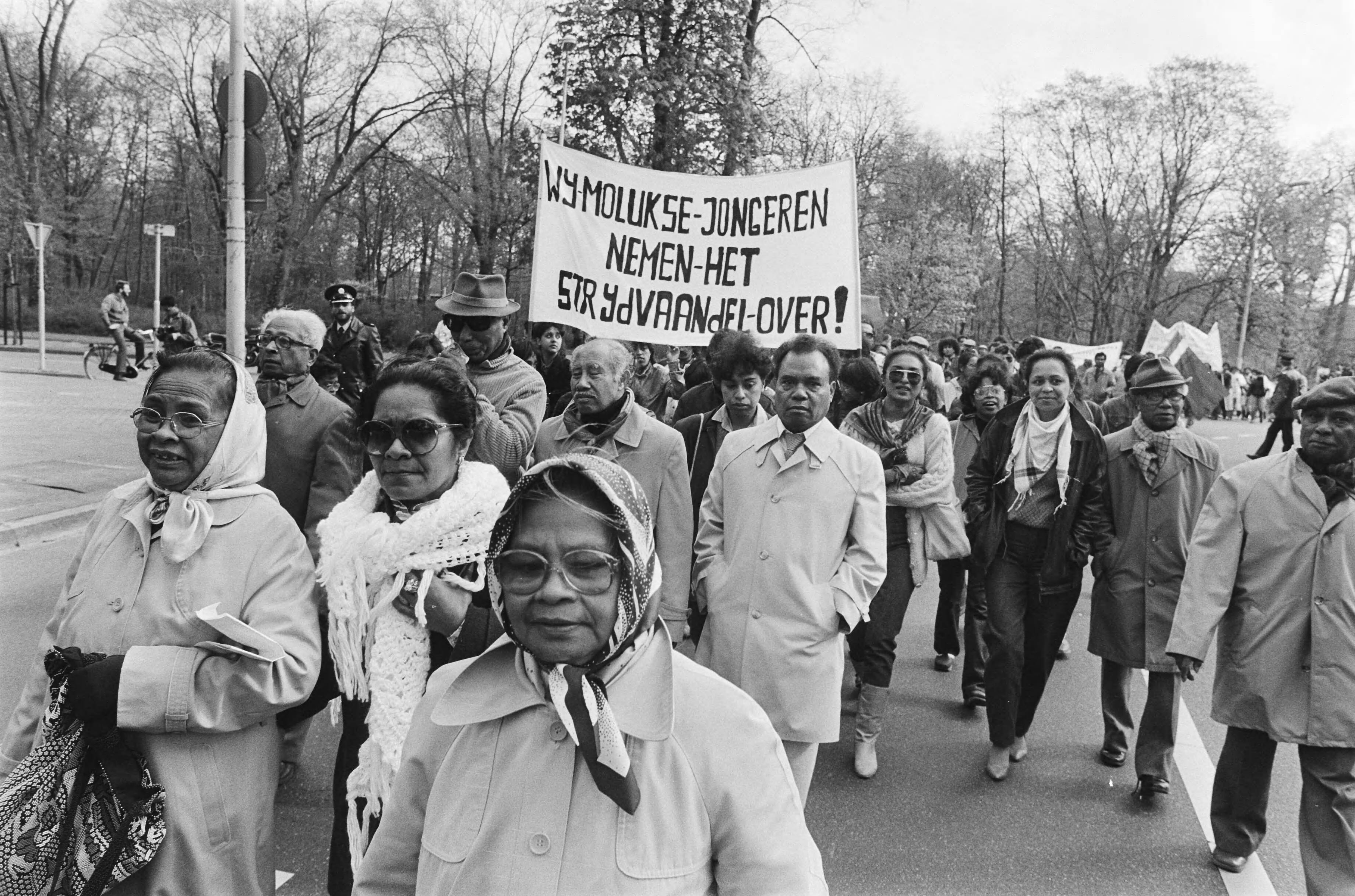 Fotocollectie Anefo — Demonstratie voor de herdenking van uitroepen van de Republiek der Zuid Molukken in Den Haag. De demonstratie langs verschillende ambassades — Foto: Bogaerts, Rob / Anefo. Licentie: Set B: Rechtenvrij / Publiek Domein. Bron: Nationaal Archief. http://hdl.handle.net/10648/ad15df82-d0b4-102d-bcf8-003048976d84