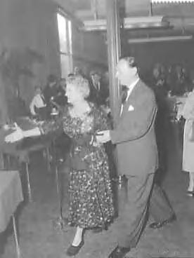 Fotocollectie Anefo — Huldiging van actrice Mien van Kerckhoven-Kling i.v.m. 50-jarig toneeljubileum in Hilversum — Foto: Behrens, Herbert F. / Anefo. Licentie: Set B: Rechtenvrij / Publiek Domein. Bron: Nationaal Archief. http://hdl.handle.net/10648/a9a0815e-d0b4-102d-bcf8-003048976d84