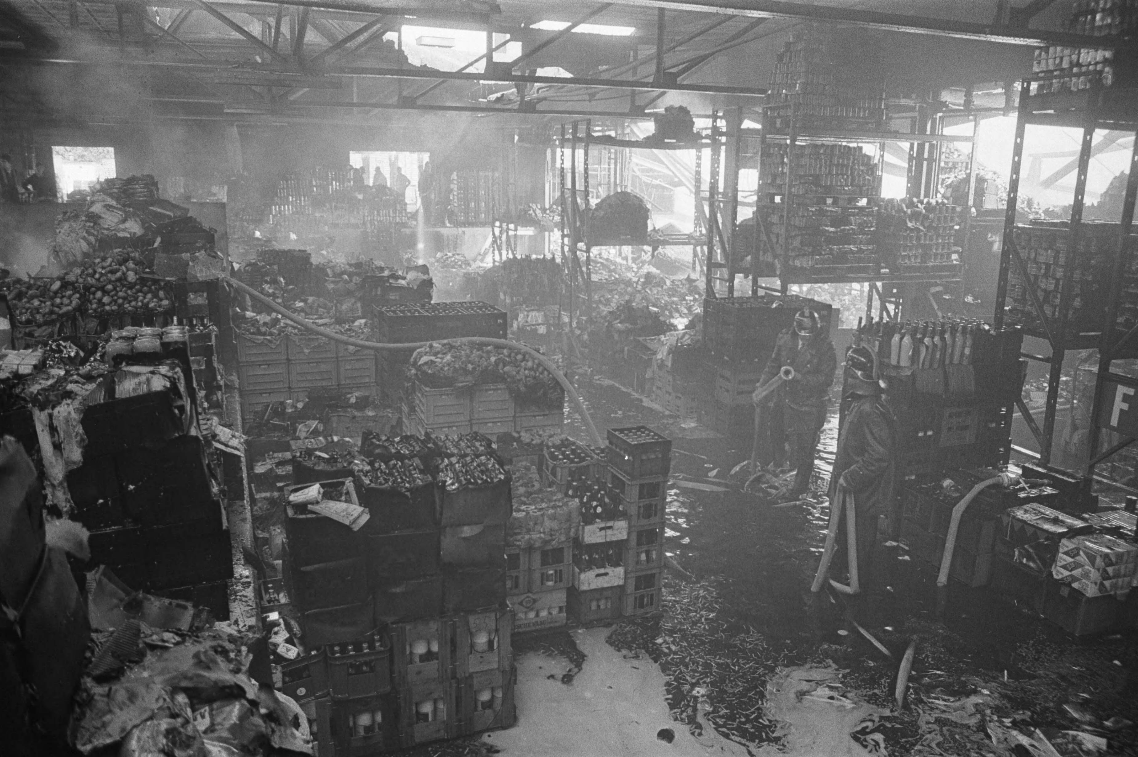 Fotocollectie Anefo — Brand in opslagplaats Simon de Wit , Zaandam — Foto: Verhoeff, Bert / Anefo. Licentie: Set B: Rechtenvrij / Publiek Domein. Bron: Nationaal Archief. http://hdl.handle.net/10648/abcde43a-d0b4-102d-bcf8-003048976d84