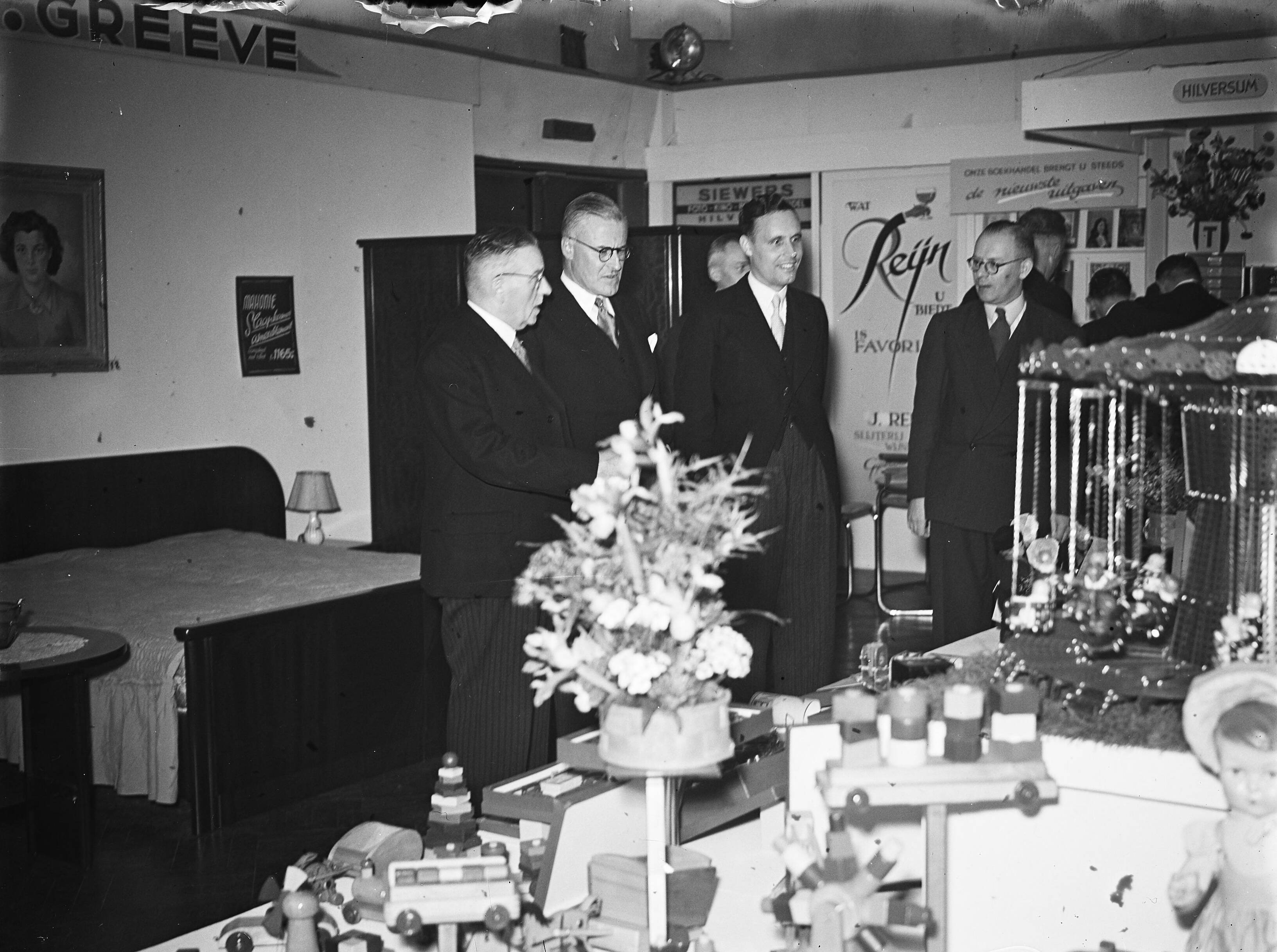 Fotocollectie Anefo — Opening tentoonstelling "Milenta" te Hilversum door burgemeester J.A.G.M. van Hellenberg Hubar — Foto: Oorschot, […] van / Anefo. Licentie: Set B: Rechtenvrij / Publiek Domein. Bron: Nationaal Archief. http://hdl.handle.net/10648/a8b73292-d0b4-102d-bcf8-003048976d84