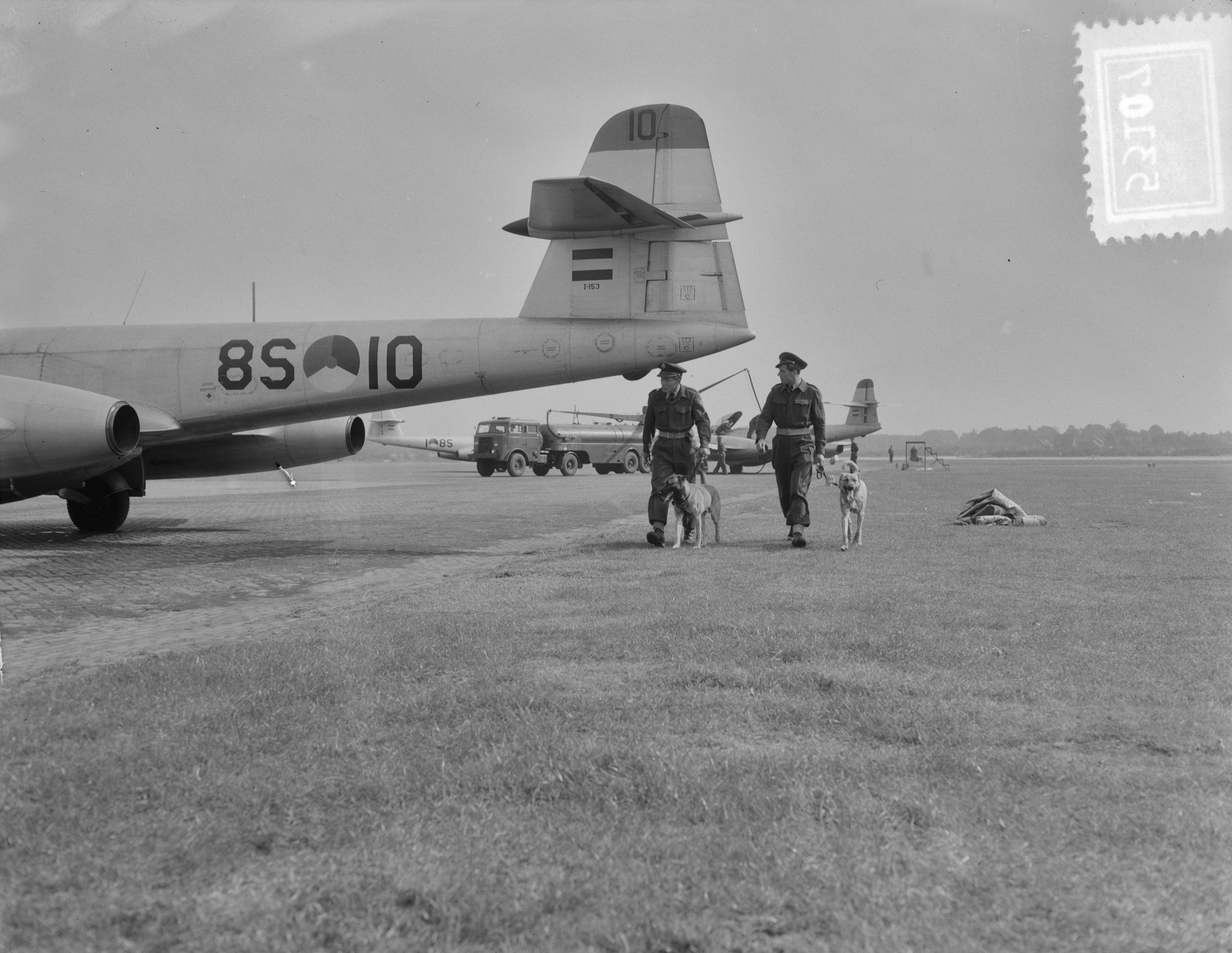 Luchtmachtoefening Soesterberg — Luchtmachtoefening Soesterberg. Bewakingshonden — Foto: Consenheim, Wim / Anefo. Licentie: Set B: Rechtenvrij / Publiek Domein. Bron: Nationaal Archief. http://hdl.handle.net/10648/a8ffae96-d0b4-102d-bcf8-003048976d84