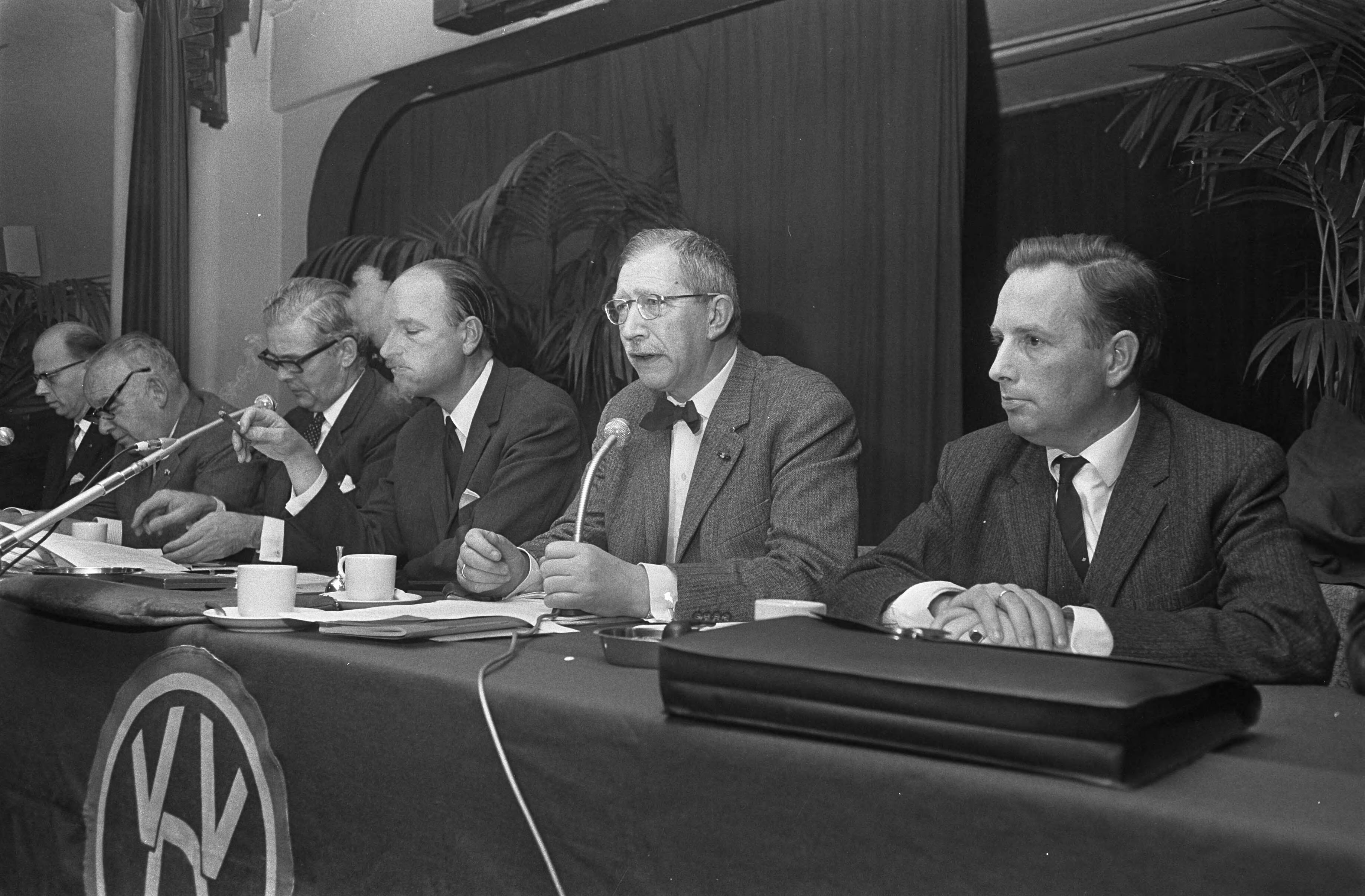 Fotocollectie Anefo — Buitengewoon congres VVO in Hilversum aan bestuurstafels v.r.n.l. Korthals Altes , ir. K. v/d Pol Roelen (burgm. Zwolle), mr. Geertsema (burgm. — Foto: Koch, Eric / Anefo. Licentie: Set B: Rechtenvrij / Publiek Domein. Bron: Nationaal Archief. http://hdl.handle.net/10648/ab54e634-d0b4-102d-bcf8-003048976d84