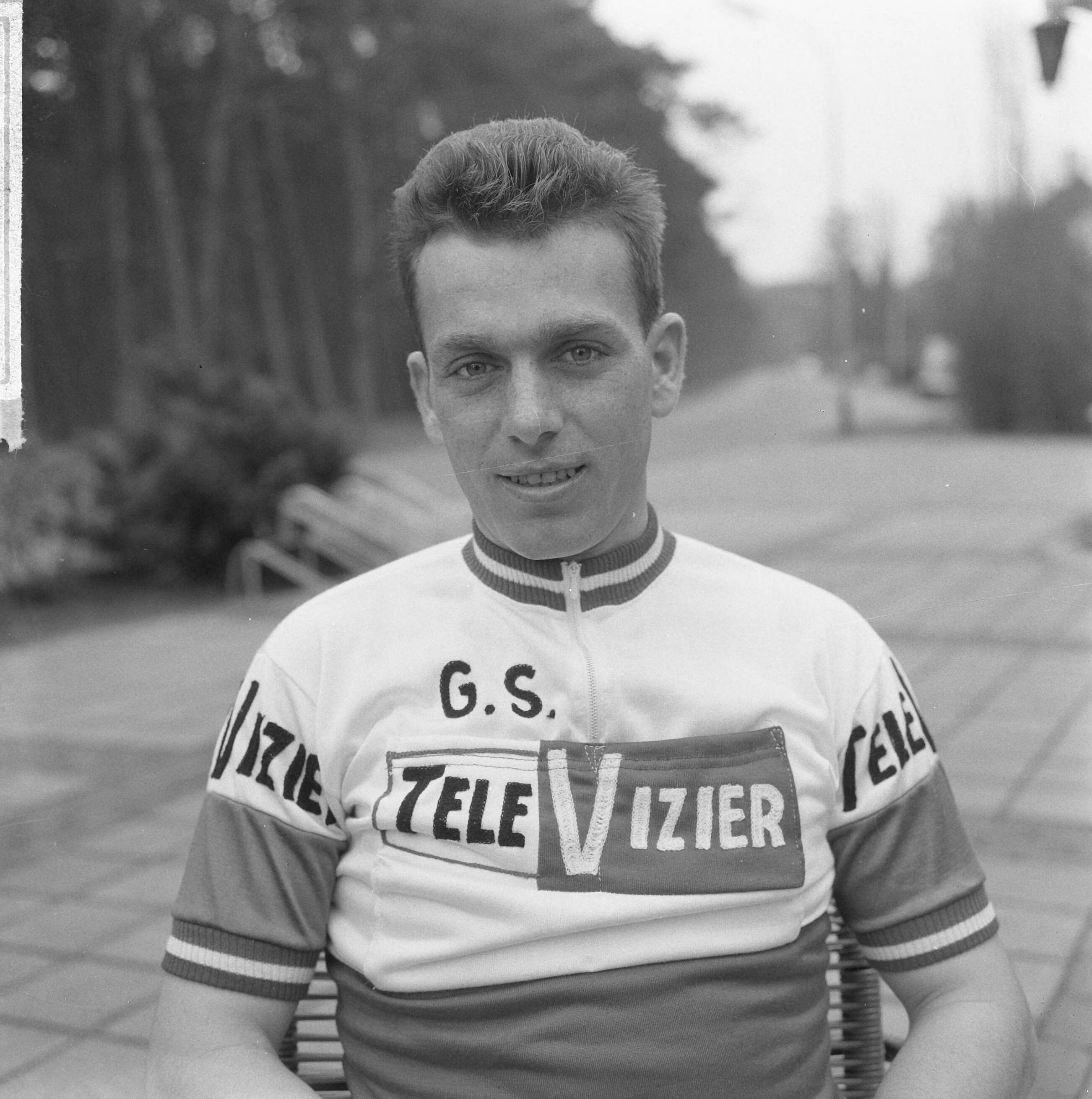 Fotocollectie Anefo — Nederlandse wielerploeg voor de Tour de France 1964 gepresenteerd, Jack van de Klundert — Foto: Pot, Harry / Anefo. Licentie: Set B: Rechtenvrij / Publiek Domein. Bron: Nationaal Archief. http://hdl.handle.net/10648/aa60ec6e-d0b4-102d-bcf8-003048976d84