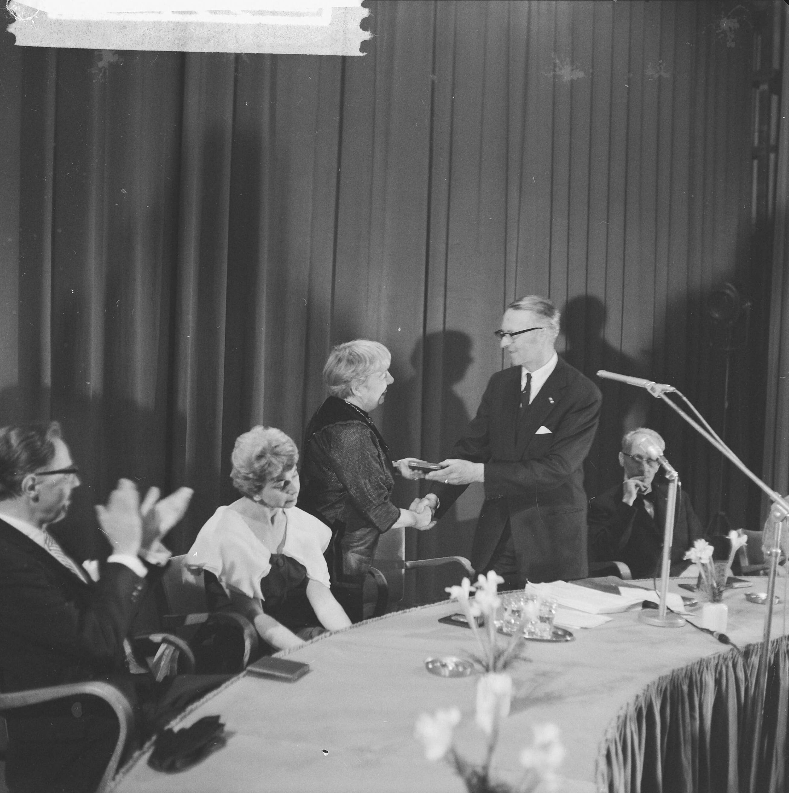 Fotocollectie Anefo — Jaarlijkse toneelprijzen uitgereikt in Leeuwarden. Uitreiking bronzen Bouwmeesterpenning aan Elly van Stekelenburg. Naast haar Anny de Lange. Applaudiserend Paul Steenbergen — Foto: Nijs, Jac. de / Anefo. Licentie: Set B: Rechtenvrij / Publiek Domein. Bron: Nationaal Archief. http://hdl.handle.net/10648/aa0b261c-d0b4-102d-bcf8-003048976d84