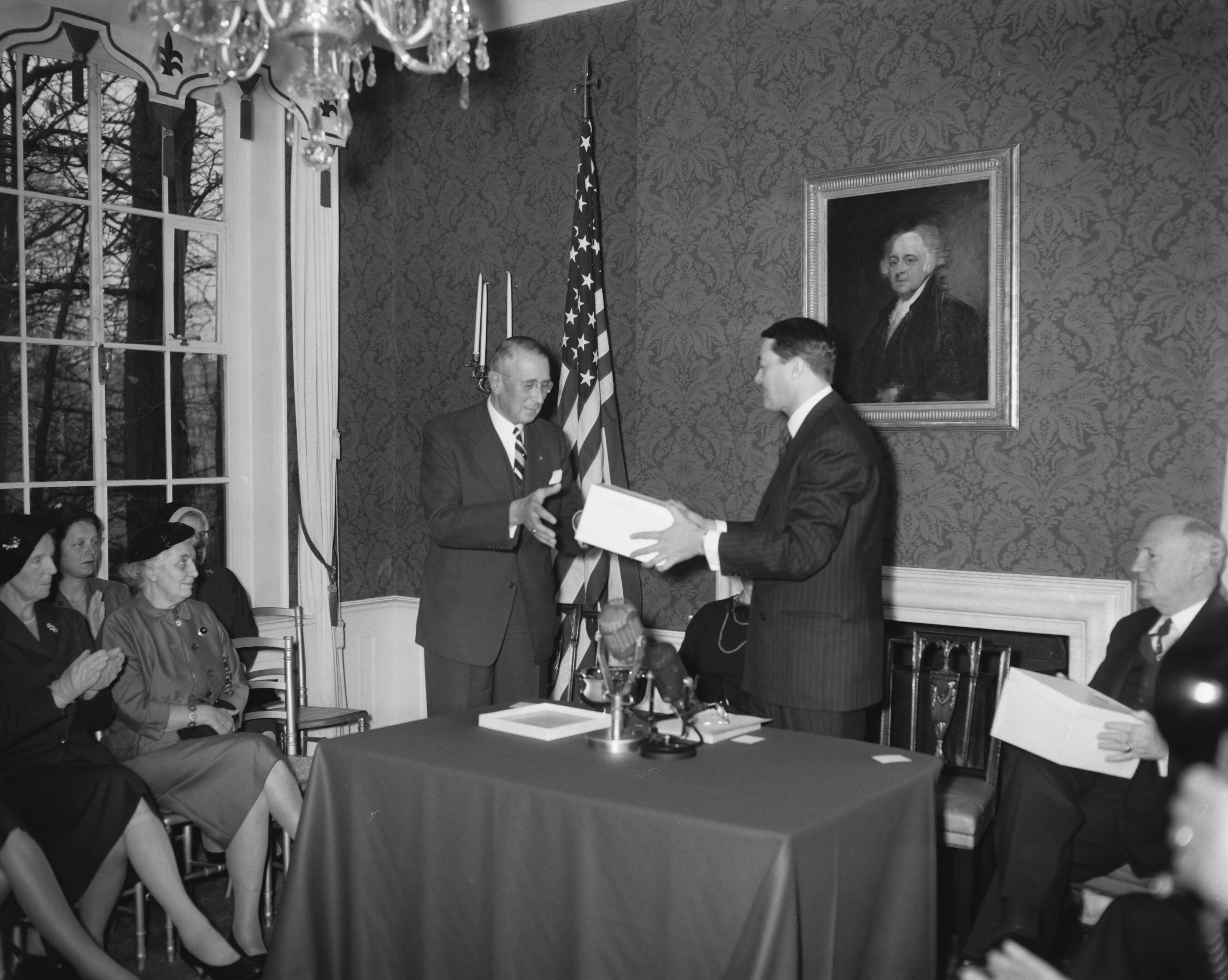 Fotocollectie Anefo — Uitreiking van de Pieter Stuyvesantprijzen door de Amerikaanse ambassadeur Philip Young in zijn ambtswoning. Links ir. E.U.C. Schiff (directeur van Vredestein en de Nederlandse-Amerikaanse Autobandenfabriek) — Foto: Bilsen, Joop van / Anefo. Licentie: Set B: Rechtenvrij / Publiek Domein. Bron: Nationaal Archief. http://hdl.handle.net/10648/a98a3a16-d0b4-102d-bcf8-003048976d84
