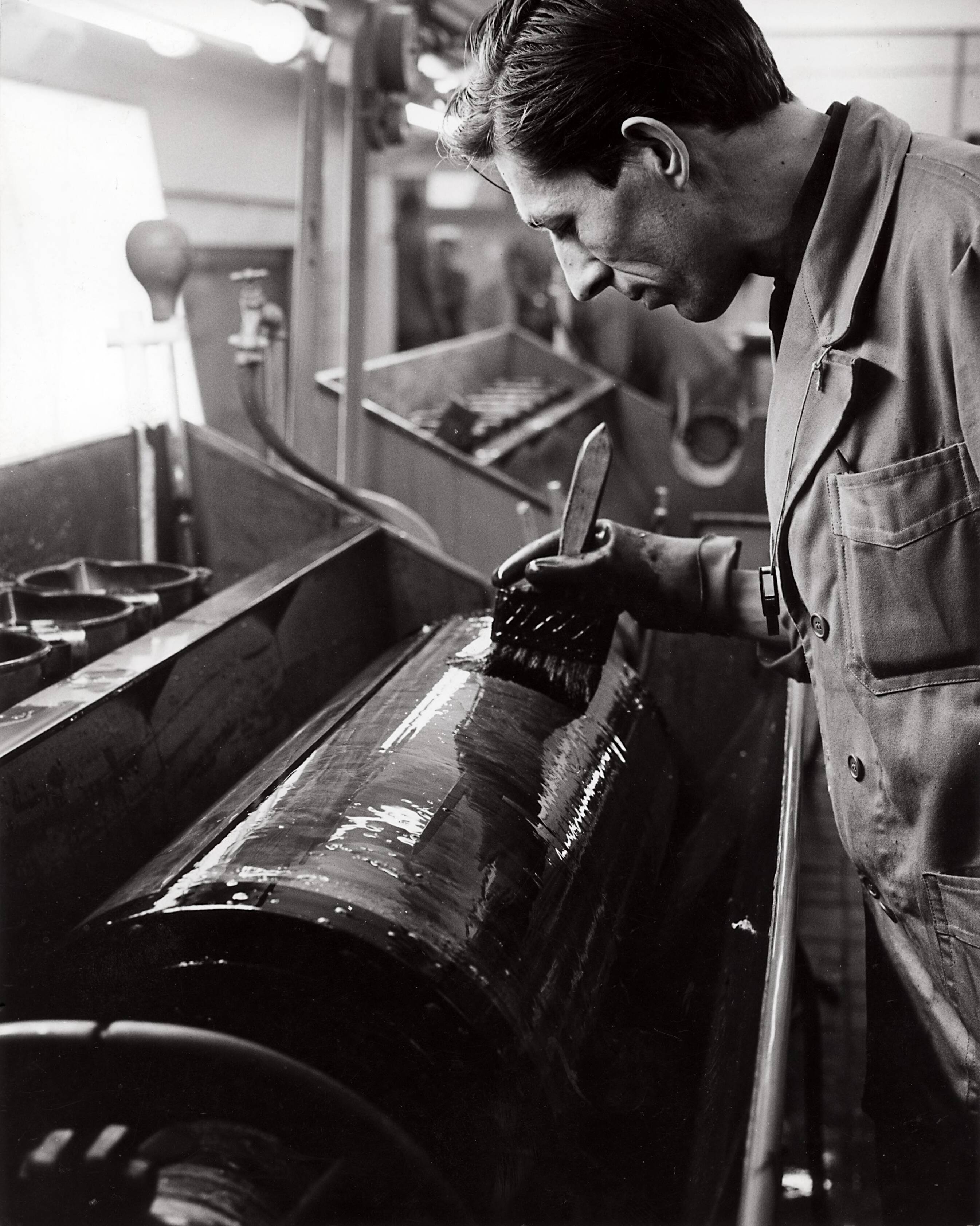 Collectie nader te bepalen — [Serie: Bedrijfsvoering Spaarnestad] [Een rotatiepers wordt ingesmeerd] — Foto: Fotograaf Onbekend / Fotobureau onbekend / Spaarnestad Photo (05887). Licentie: Set B: Rechtenvrij / Publiek Domein. Bron: Nationaal Archief. http://hdl.handle.net/10648/35429da6-4266-a382-e063-6df0900a6686