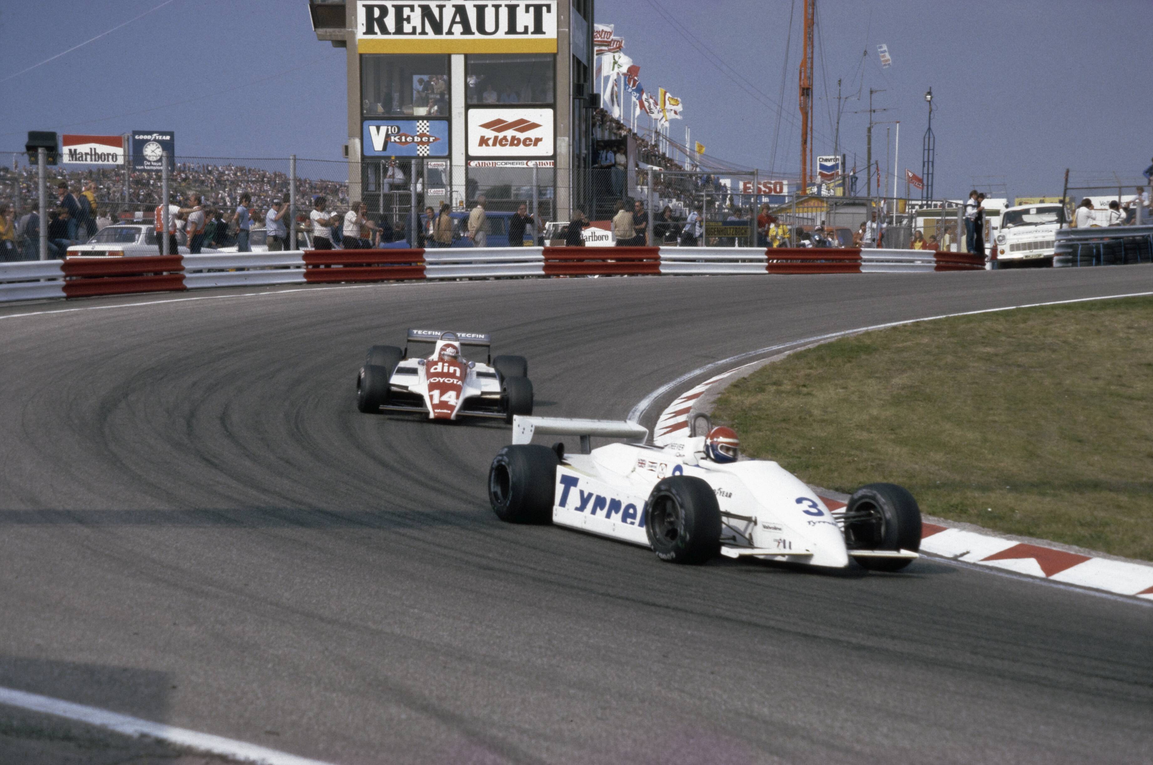 Fotocollectie Anefo — Grand Prix van Nederland op circuit van Zandvoort; nr. 14 : Eddie Cheever (USA) voor Eliseo Salazar — Foto: Dijk, Hans van / Anefo. Licentie: Set B: Rechtenvrij / Publiek Domein. Bron: Nationaal Archief. http://hdl.handle.net/10648/ad8ab492-d0b4-102d-bcf8-003048976d84
